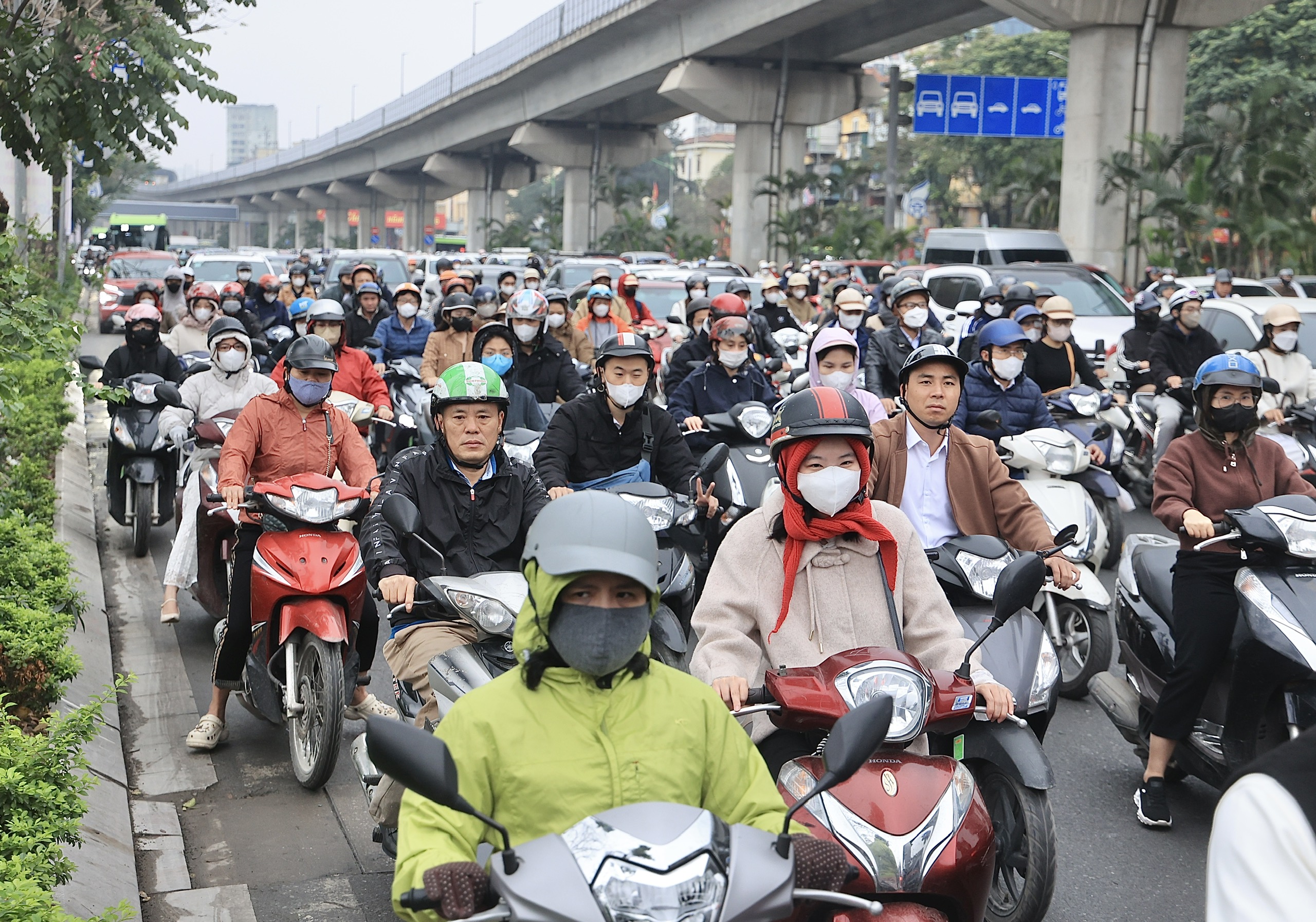 Xe cộ nhích từng mét, Hà Nội ùn tắc diện rộng sau Tết Nguyên đán- Ảnh 7. Xe cộ nhích từng mét, Hà Nội ùn tắc diện rộng sau Tết Nguyên đán- Ảnh 7.