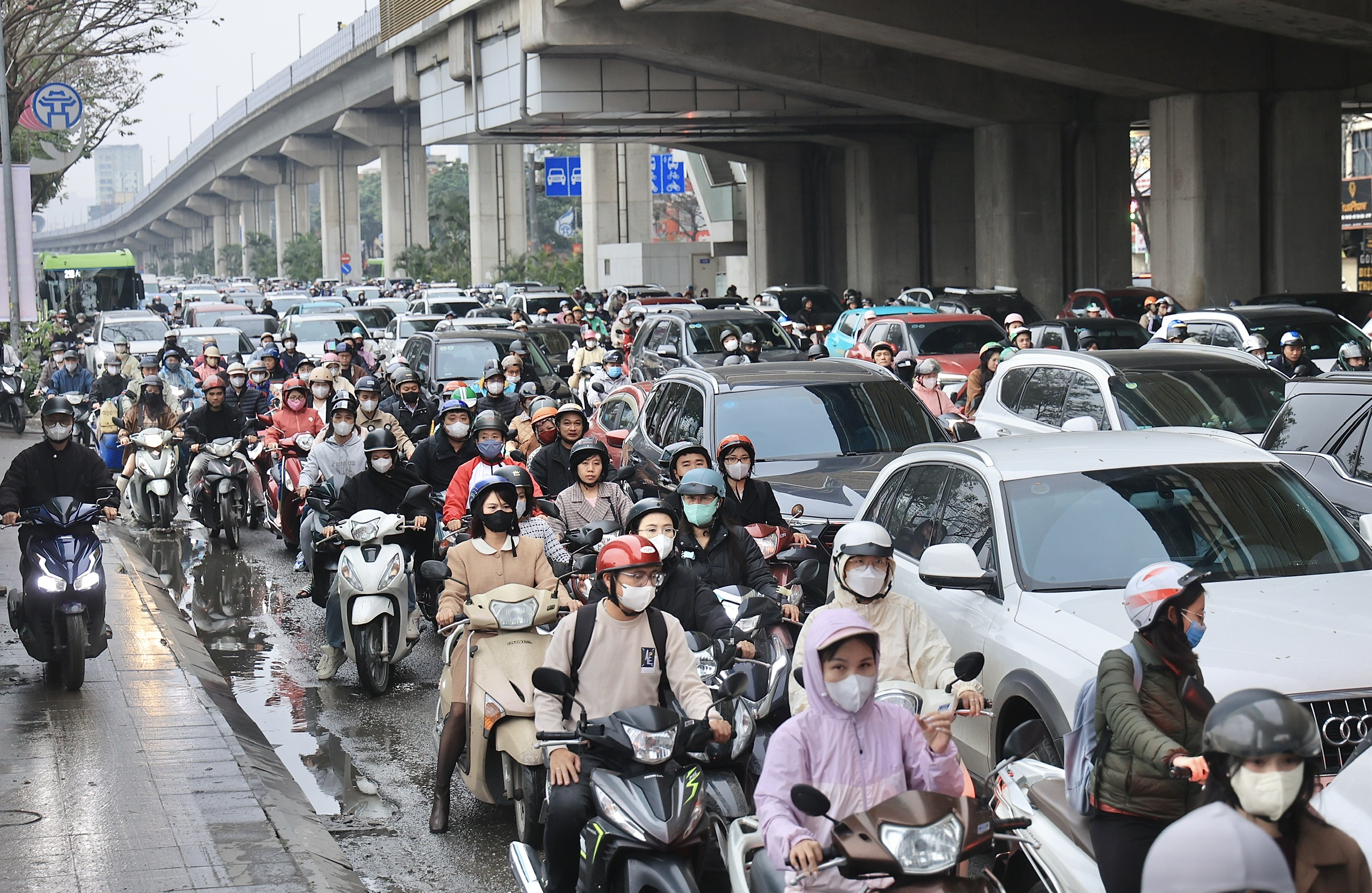 Xe cộ nhích từng mét, Hà Nội ùn tắc diện rộng sau Tết Nguyên đán- Ảnh 8. Xe cộ nhích từng mét, Hà Nội ùn tắc diện rộng sau Tết Nguyên đán- Ảnh 8.