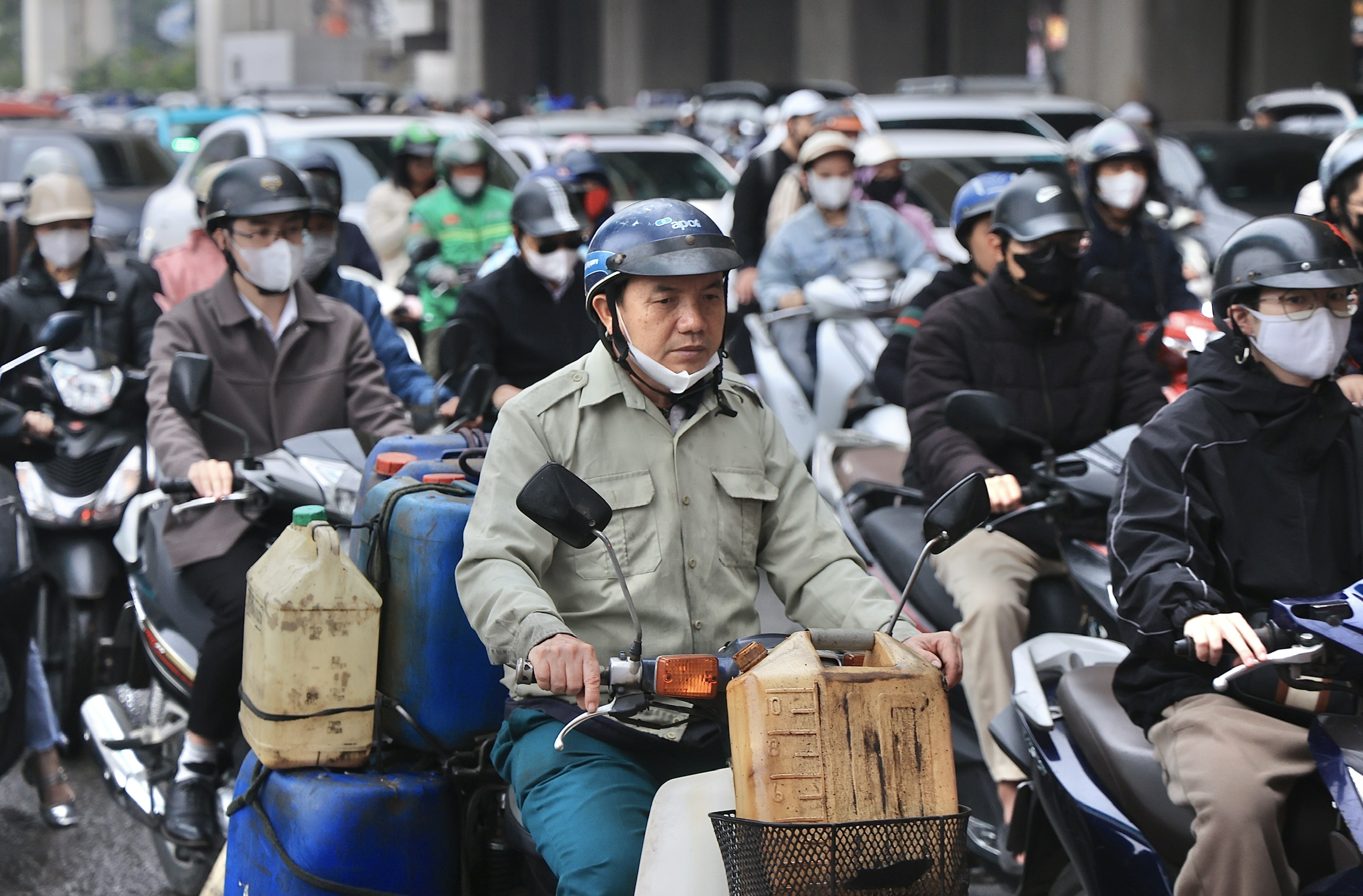 Xe cộ nhích từng mét, Hà Nội ùn tắc diện rộng sau Tết Nguyên đán- Ảnh 9. Xe cộ nhích từng mét, Hà Nội ùn tắc diện rộng sau Tết Nguyên đán- Ảnh 9.