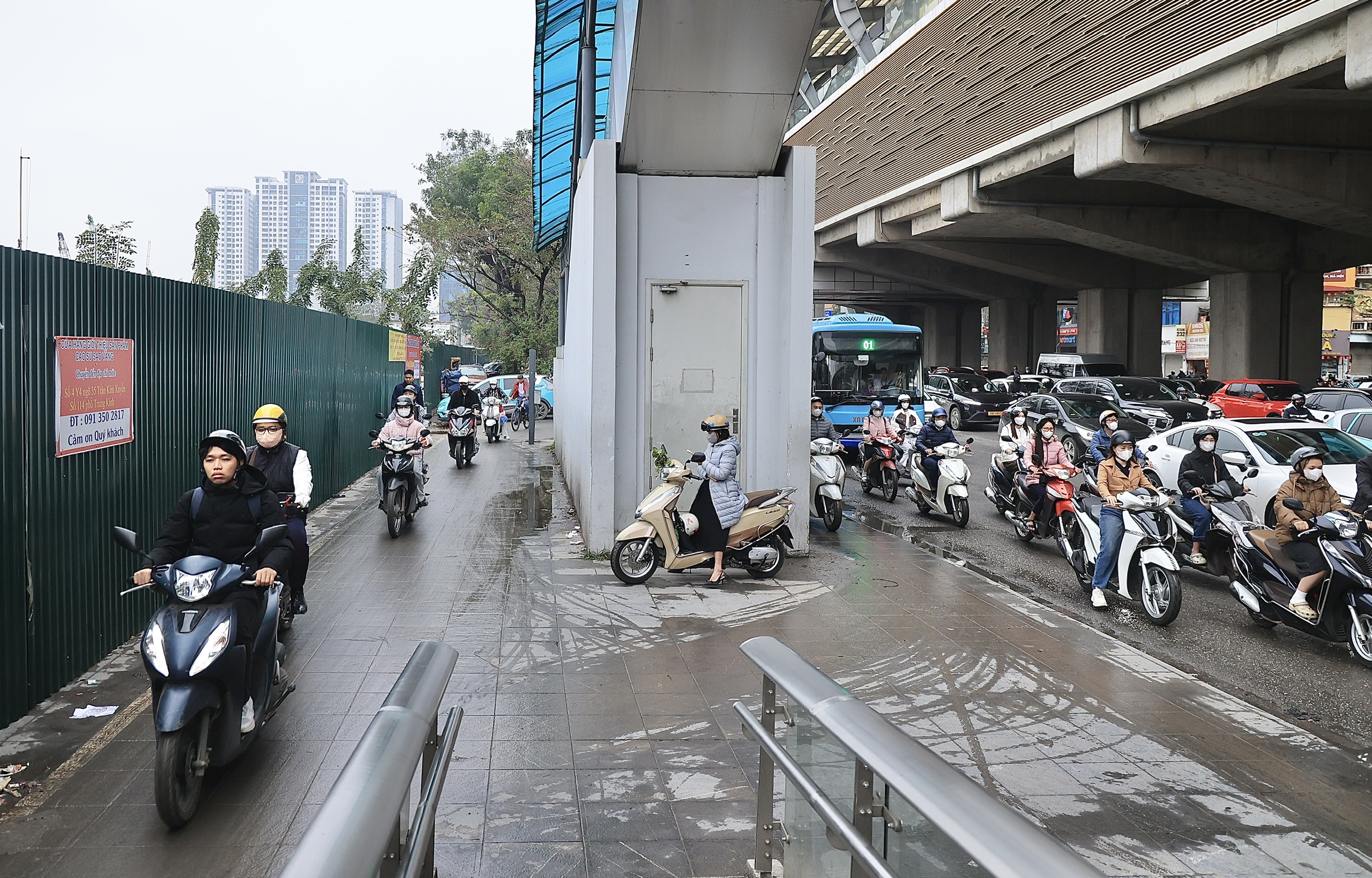 Xe cộ nhích từng mét, Hà Nội ùn tắc diện rộng sau Tết Nguyên đán- Ảnh 11. Xe cộ nhích từng mét, Hà Nội ùn tắc diện rộng sau Tết Nguyên đán- Ảnh 11.