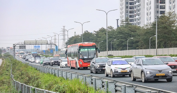 Hà Nội kẹt xe kinh hoàng: Triệu người đội mưa trở lại sau Tết Dòng người đội mưa trở lại Hà Nội, cửa ngõ Thủ đô đông nghẹt chiều cuối nghỉ Tết