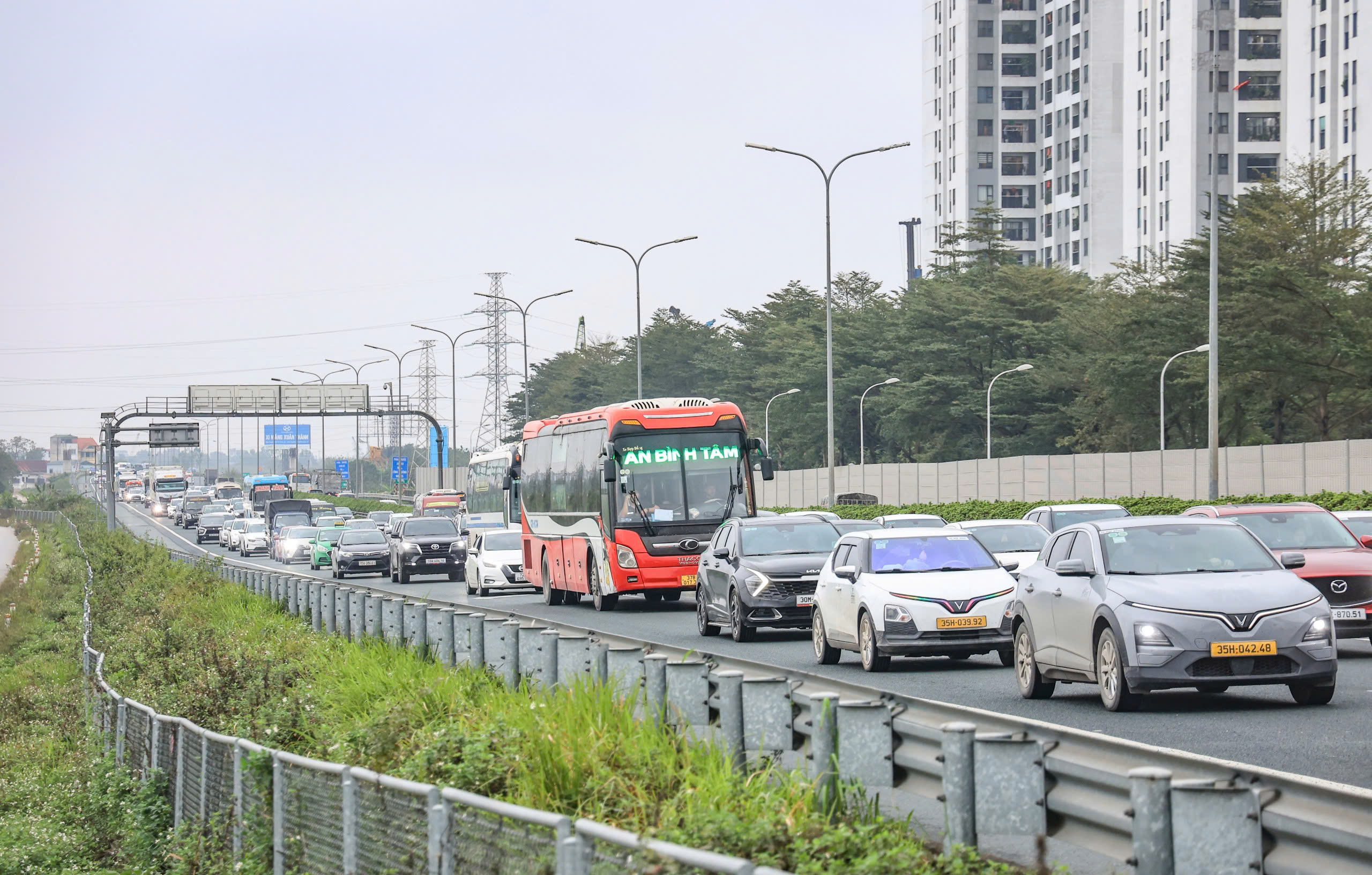 Dòng người đội mưa trở lại Hà Nội, cửa ngõ Thủ đô đông nghẹt chiều cuối nghỉ Tết- Ảnh 3. Dòng người đội mưa trở lại Hà Nội, cửa ngõ Thủ đô đông nghẹt chiều cuối nghỉ Tết- Ảnh 3.