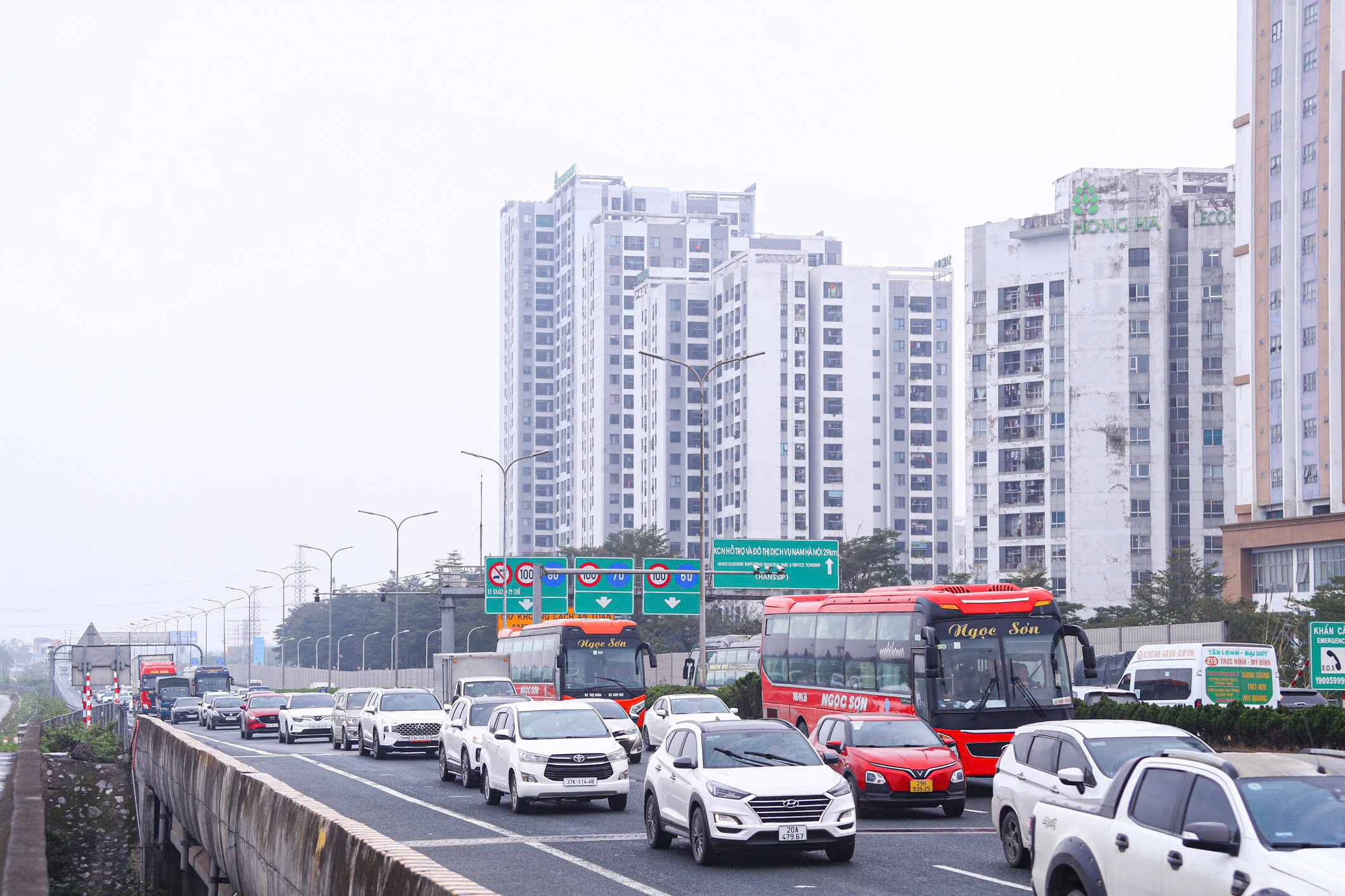 Dòng người đội mưa trở lại Hà Nội, cửa ngõ Thủ đô đông nghẹt chiều cuối nghỉ Tết- Ảnh 7. Dòng người đội mưa trở lại Hà Nội, cửa ngõ Thủ đô đông nghẹt chiều cuối nghỉ Tết- Ảnh 7.