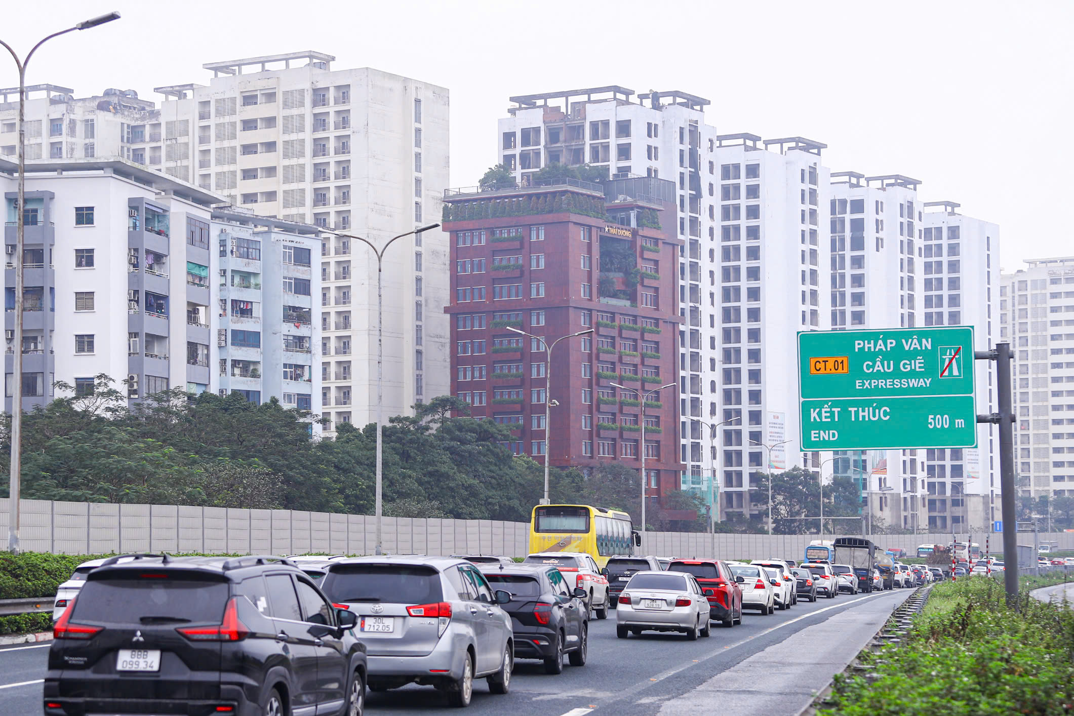 Dòng người đội mưa trở lại Hà Nội, cửa ngõ Thủ đô đông nghẹt chiều cuối nghỉ Tết- Ảnh 8. Dòng người đội mưa trở lại Hà Nội, cửa ngõ Thủ đô đông nghẹt chiều cuối nghỉ Tết- Ảnh 8.