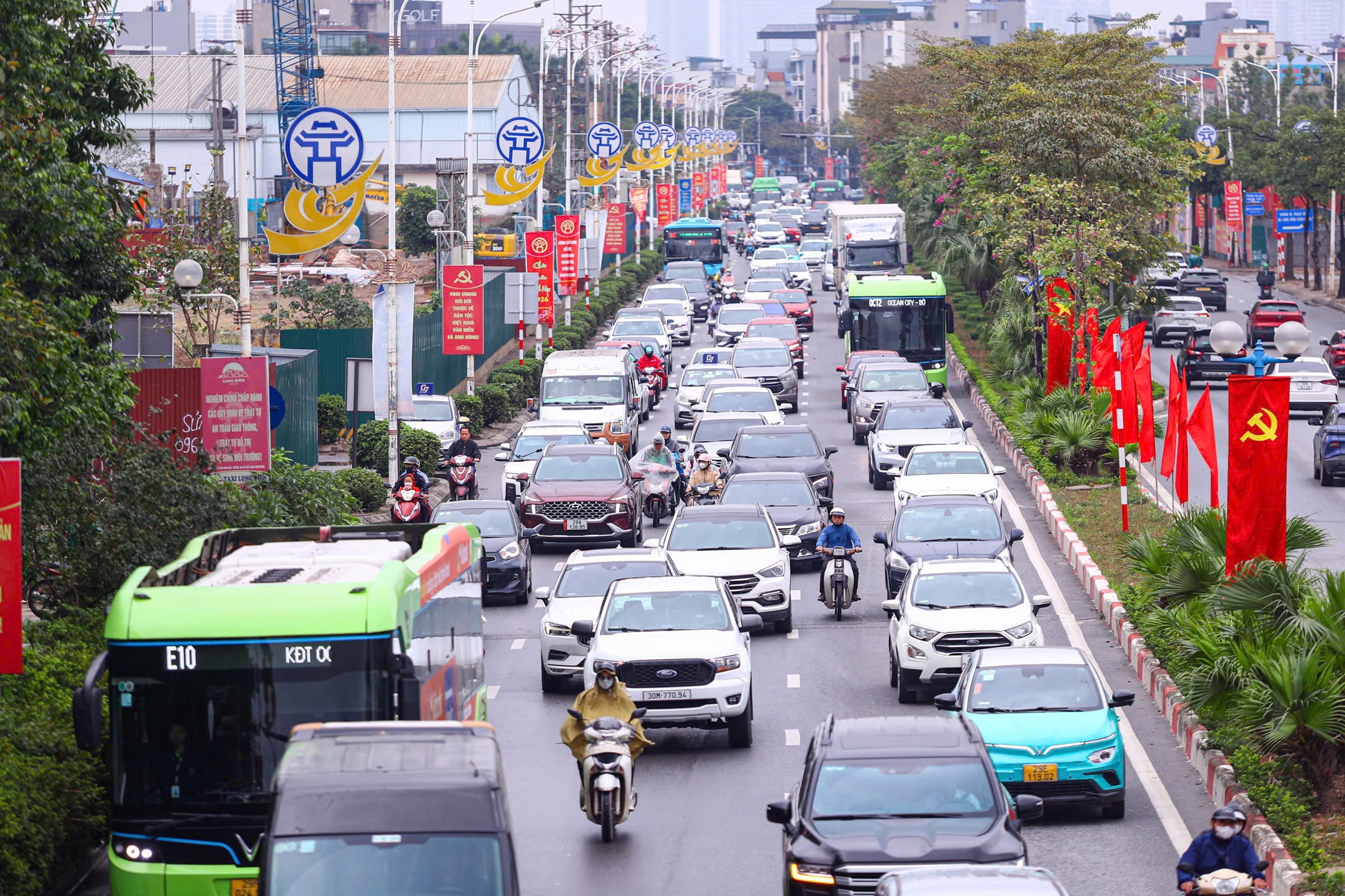Dòng người đội mưa trở lại Hà Nội, cửa ngõ Thủ đô đông nghẹt chiều cuối nghỉ Tết- Ảnh 9. Dòng người đội mưa trở lại Hà Nội, cửa ngõ Thủ đô đông nghẹt chiều cuối nghỉ Tết- Ảnh 9.