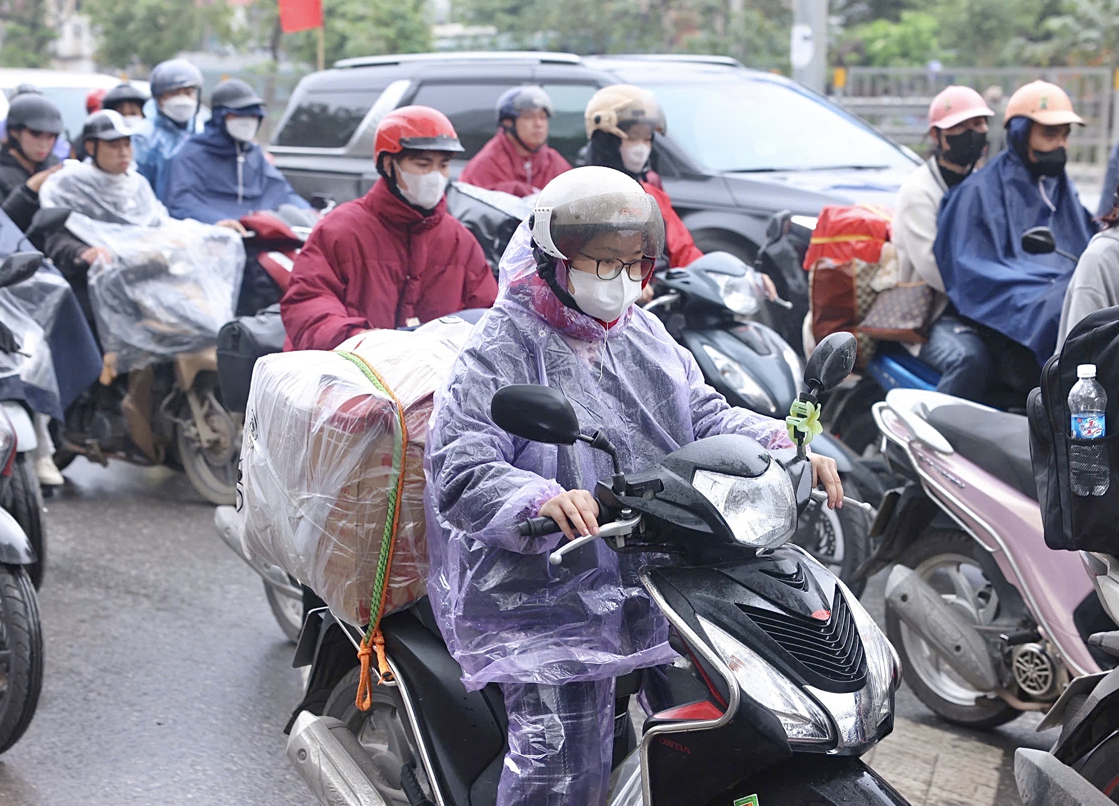 Dòng người đội mưa trở lại Hà Nội, cửa ngõ Thủ đô đông nghẹt chiều cuối nghỉ Tết- Ảnh 12. Dòng người đội mưa trở lại Hà Nội, cửa ngõ Thủ đô đông nghẹt chiều cuối nghỉ Tết- Ảnh 12.