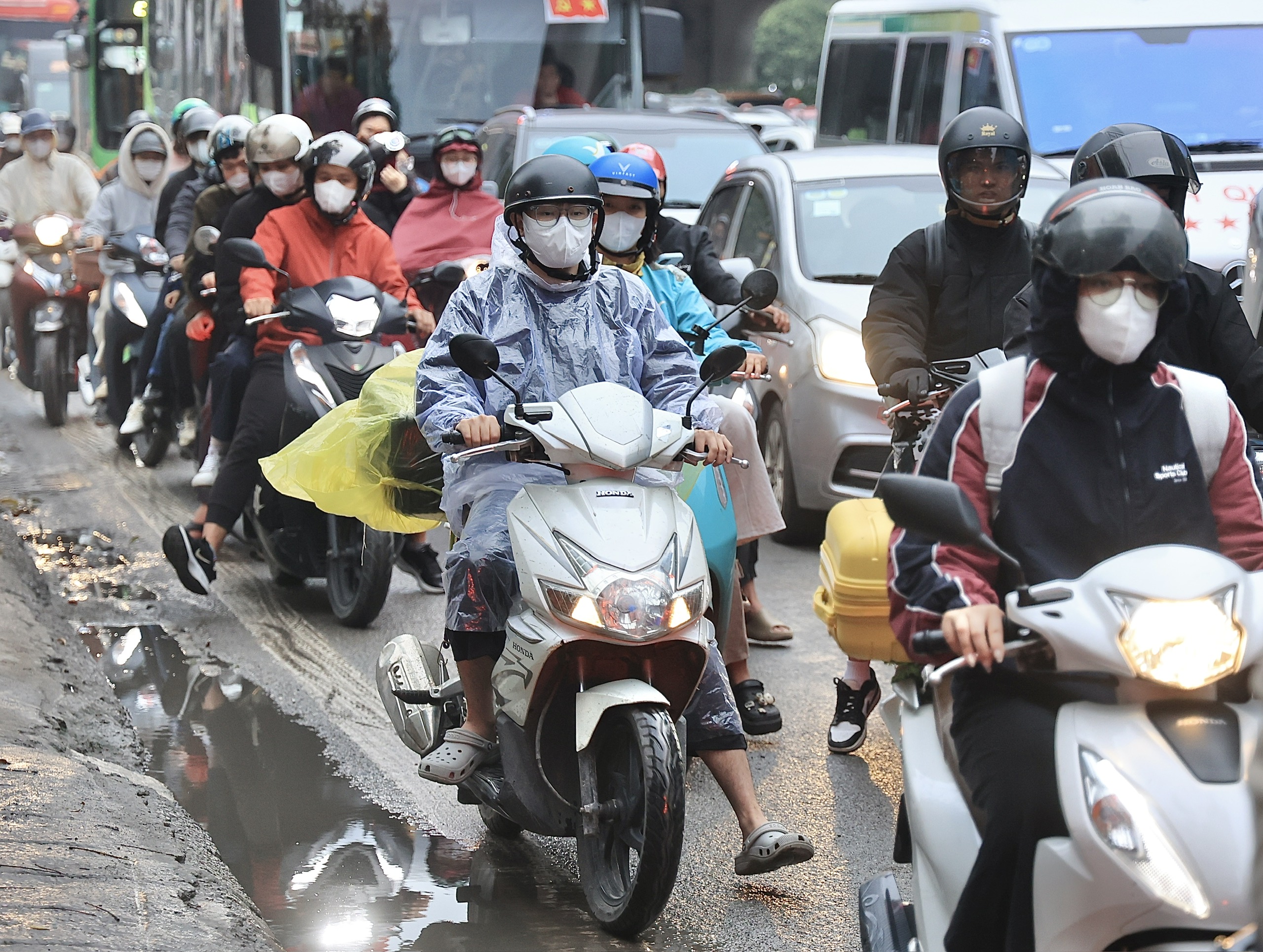 Dòng người đội mưa trở lại Hà Nội, cửa ngõ Thủ đô đông nghẹt chiều cuối nghỉ Tết- Ảnh 15. Dòng người đội mưa trở lại Hà Nội, cửa ngõ Thủ đô đông nghẹt chiều cuối nghỉ Tết- Ảnh 15.