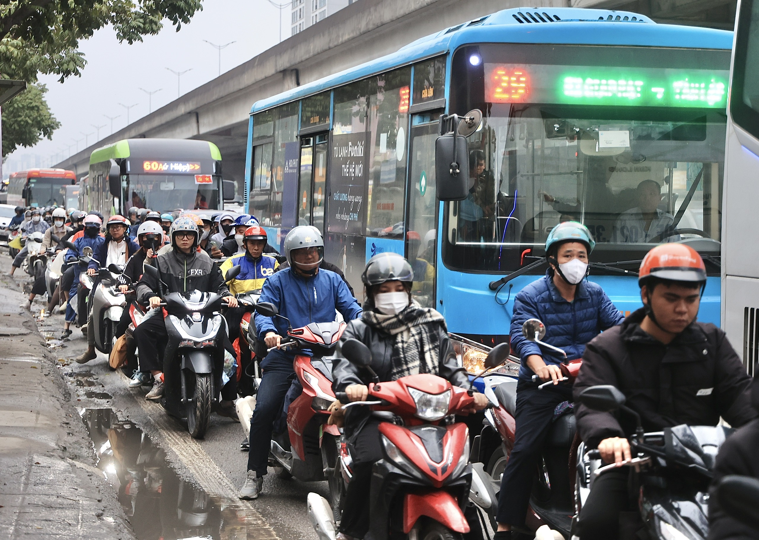 Dòng người đội mưa trở lại Hà Nội, cửa ngõ Thủ đô đông nghẹt chiều cuối nghỉ Tết- Ảnh 16. Dòng người đội mưa trở lại Hà Nội, cửa ngõ Thủ đô đông nghẹt chiều cuối nghỉ Tết- Ảnh 16.