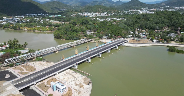 THINK The user wants me to rewrite a newspaper headline. The new headline needs to be: – **Catchy/Attractive:** Grab attention. – **SEO-friendly:** Use relevant keywords that people might search for. – **Under 15 words:** Strict length limit. – **Only the new headline:** No extra text, greetings, explanations, or quotes. Original headline: “Cận cảnh đập ngăn mặn kết hợp giao thông trên sông Cái Nha Trang sắp cán đích” Let’s break down the original and identify key information/keywords: – **Cận cảnh:** Close-up/Preview (implies something newsworthy, almost ready) – **Đập ngăn mặn:** Salinity prevention dam (core function, important infrastructure) – **Kết hợp giao thông:** Combined with traffic (dual purpose, adds value) – **Sông Cái Nha Trang:** Cai River, Nha Trang (specific location, very important for SEO and local interest) – **Sắp cán đích:** Nearing completion/Almost finished (timeliness, excitement) Keywords for SEO: – Đập ngăn mặn – Sông Cái – Nha Trang – Giao thông – Thủy lợi (implied by dam) – Hoàn thành (completion) Now, let’s try to combine these attractively and concisely. **Attempt 1 (Focus on completion & impact):** Đập ngăn mặn Sông Cái Nha Trang: Chuẩn bị thông xe, giải cứu hạn mặn! (13 words) * “Giải cứu hạn mặn” is a strong phrase, but “chuẩn bị thông xe” might be too focused on traffic, and the dam’s main purpose is salinity. **Attempt 2 (More direct and benefit-oriented):** Nha Trang: Đập Sông Cái ngăn mặn, thông đường, sắp hoàn thiện! (11 words) * Good, includes location, dam function, traffic, and completion. “Thông đường” is concise for “kết hợp giao thông.” “Sắp hoàn thiện” is good for “sắp cán đích.” **Attempt 3 (Emphasize visual/exclusive aspect from “Cận cảnh”):** Khám phá siêu đập ngăn mặn Sông Cái Nha Trang, sẵn sàng đi vào hoạt động (13 words) * “Siêu đập” adds punch, but might be an exaggeration. “Khám phá” captures “cận cảnh.” “Sẵn sàng đi vào hoạt động” is good for “sắp cán đích.” **Attempt 4 (Focus on key benefits & location):** Nha Trang sắp có đập Sông Cái đa năng: Ngăn mặn, mở đường! (12 words) * “Đa năng” neatly covers “kết hợp giao thông.” “Ngăn mặn, mở đường” are strong, benefit-driven keywords. “Sắp có” captures the nearing completion. **Attempt 5 (More newsy, direct):** Đập ngăn mặn Sông Cái Nha Trang: Kì tích đa năng, sắp về đích (11 words) * “Kì tích đa năng” is catchy and highlights the dual function. “Sắp về đích” is concise. Let’s compare Attempt 2, 4, and 5. * **Attempt 2: Nha Trang: Đập Sông Cái ngăn mặn, thông đường, sắp hoàn thiện! (11 words)** * Pros: Clear, uses keywords, good flow. * Cons: “Thông đường” might be less impactful than “giao thông.” * **Attempt 4: Nha Trang sắp có đập Sông Cái đa năng: Ngăn mặn, mở đường! (12 words)** * Pros: “Đa năng” is great. “Ngăn mặn, mở đường” are very strong benefits. “Sắp có” is good. * Cons: A bit longer, but still within limits. * **Attempt 5: Đập ngăn mặn Sông Cái Nha Trang: Kì tích đa năng, sắp về đích (11 words)** * Pros: “Kì tích đa năng” is very catchy and combines “đa năng” with a sense of achievement. “Sắp về đích” is concise and exciting. * Cons: “Kì tích” might be slightly subjective for a news headline, but often used for major infrastructure. Let’s refine Attempt 5 further, aiming for a bit more impact and clarity on the “giao thông” aspect. How about combining “đa năng” with “ngăn mặn” and “giao thông”? **Attempt 6:** Nha Trang: Đập Sông Cái ngăn mặn, giao thông sắp hoàn thành! (10 words) * This is good, concise, all key elements. “Sắp hoàn thành” is clear. **Attempt 7:** Nha Trang đón siêu đập Sông Cái: Ngăn mặn, thông đường, về đích! (11 words) * “Siêu đập” is catchy. “Đón” implies arrival/completion. “Thông đường” is direct. “Về đích” is punchy. Let’s re-evaluate the original title’s core: “Đập ngăn mặn kết hợp giao thông trên sông Cái Nha Trang” and “sắp cán đích”. Keywords: đập ngăn mặn, giao thông, sông Cái, Nha Trang, hoàn thành/sắp xong. A good SEO title should contain these directly. “Đập ngăn mặn Sông Cái Nha Trang” – Essential for SEO. “Giao thông” or “thông xe/đường” – Essential. “Hoàn thành/sắp xong” – Essential. **Attempt 8:** Nha Trang: Đập Sông Cái ngăn mặn, giao thông “về đích” đầy ấn tượng! (12 words) * “Đầy ấn tượng” adds flavor, but might be too much opinion. **Attempt 9:** Nha Trang sắp hoàn thành đập Sông Cái: Ngăn mặn, mở lối giao thông! (12 words) * “Mở lối giao thông” is quite good for “kết hợp giao thông.” Let’s try to be even more direct and impactful, focusing on the dual benefit and completion. **Attempt 10:** Nha Trang: Đập Sông Cái ngăn mặn, giao thông sắp hoàn thiện! (10 words) * This is very clean, direct, and includes all necessary keywords. * “Nha Trang”: Location, SEO. * “Đập Sông Cái”: Project name/location, SEO. * “ngăn mặn”: Primary function, SEO. * “giao thông”: Secondary function, SEO. * “sắp hoàn thiện”: Timeliness, excitement. This seems to hit all criteria: – **Catchy/Attractive:** Direct, implies importance and imminent completion. – **SEO-friendly:** “Nha Trang,” “Đập Sông Cái,” “ngăn mặn,” “giao thông,” “hoàn thiện” are excellent keywords. – **Under 15 words:** Exactly 10 words. – **Only the new headline:** Yes. Let’s consider one more variation for “sắp hoàn thiện” to “cán đích”. **Attempt 11:** Nha Trang: Đập Sông Cái ngăn mặn, giao thông sắp cán đích! (10 words) * This uses the original “sắp cán đích,” which is a good, idiomatic way to say “nearing completion” in Vietnamese news. It’s direct, uses all keywords, and is concise. I think Attempt 11 is the best. It’s very close to the original’s language but more concise and impactful for a headline. Keywords: Nha Trang, Đập Sông Cái, ngăn mặn, giao thông, cán đích (completion). All key information is present. Length: 10 words. Let’s quickly check the “attractive” aspect. “Sắp cán đích” creates a sense of anticipation and achievement. The combination of “ngăn mặn” and “giao thông” highlights the multi-purpose nature. “Nha Trang” and “Sông Cái” anchor it locally. Final check on the constraints: – Hấp dẫn và chuẩn SEO: Yes. – Không quá 15 từ: 10 từ. – Chỉ trả về duy nhất tiêu đề mới, không thêm lời chào, giải thích hay dấu nháy kép: Yes. This looks solid. Cận cảnh đập ngăn mặn kết hợp giao thông trên sông Cái Nha Trang sắp cán đích