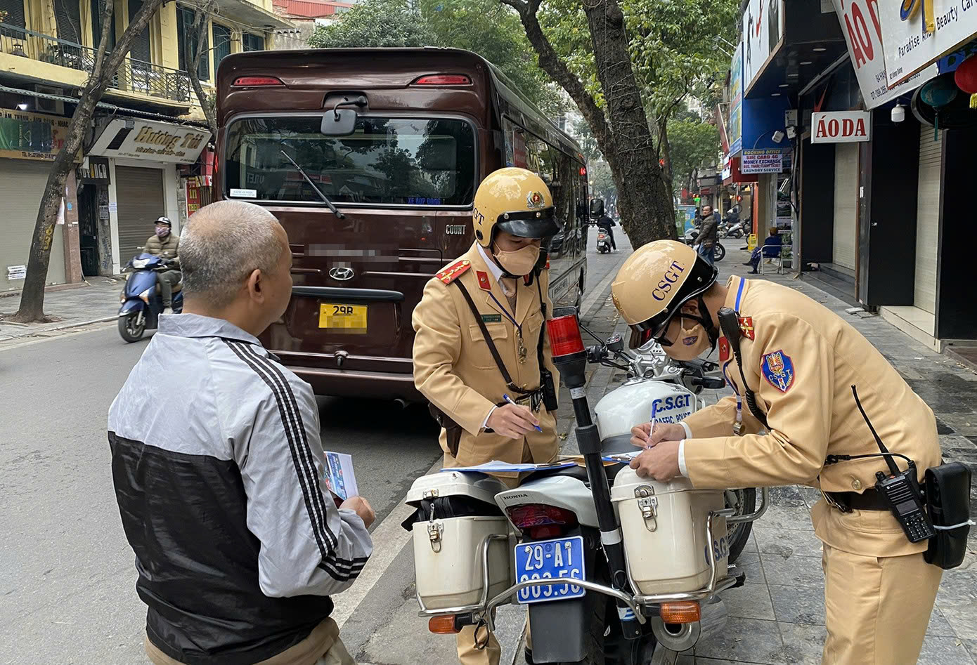 Hà Nội: Xử lý 370 trường hợp vi phạm trong thời gian thí điểm hạn chế xe ở phố cổ- Ảnh 1.