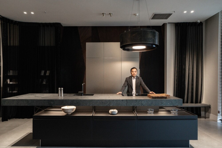 KTS Vương Đạo Hoàng tại showroom của EUDS cùng với mẫu bếp +MODO