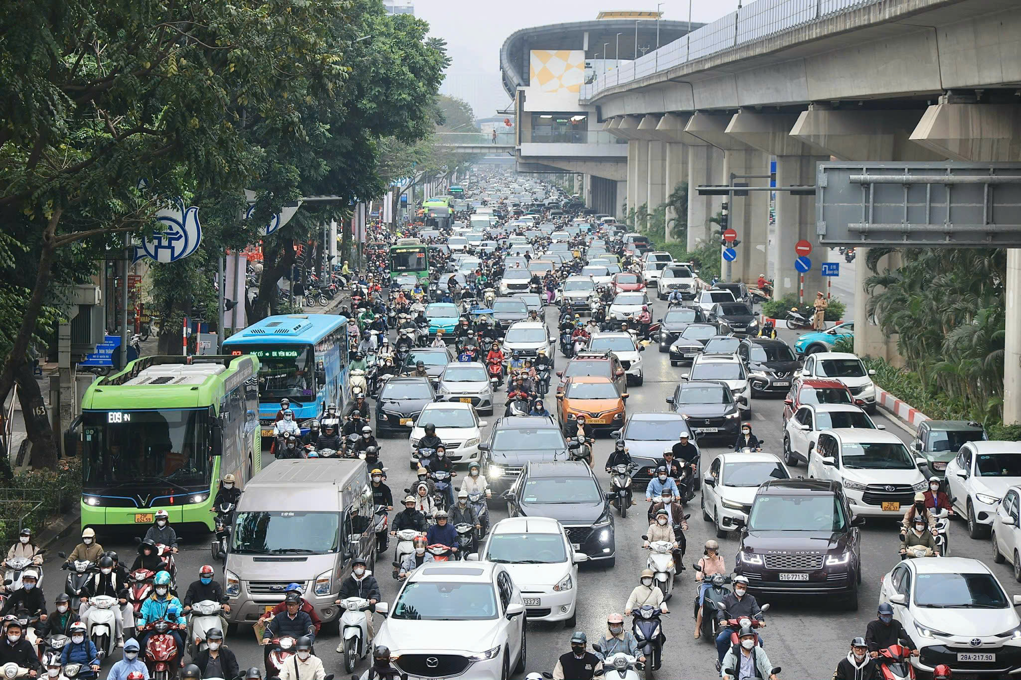 Hà Nội rào chắn hơn 1km đường Nguyễn Trãi phục vụ thi công dự án chống ngập- Ảnh 1.