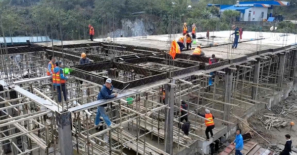 300 công nhân thi công 3 ca, đưa trường học nơi biên giới về đích 300 công nhân thi công 3 ca, đưa trường học nơi biên giới về đích