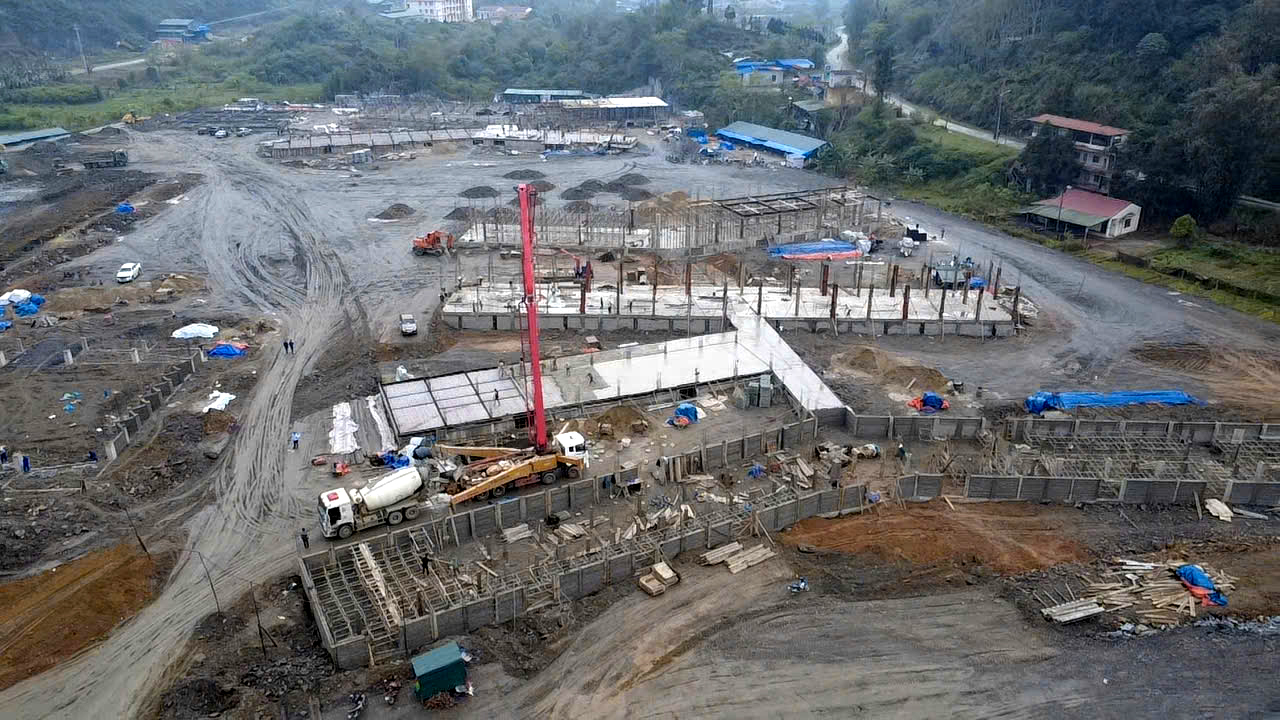 300 công nhân thi công 3 ca, đưa trường học nơi biên giới về đích- Ảnh 1.