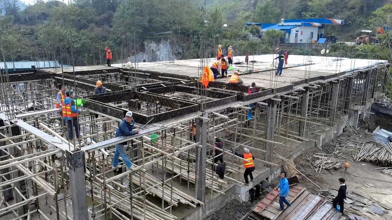 300 công nhân thi công 3 ca, đưa trường học nơi biên giới về đích- Ảnh 2.