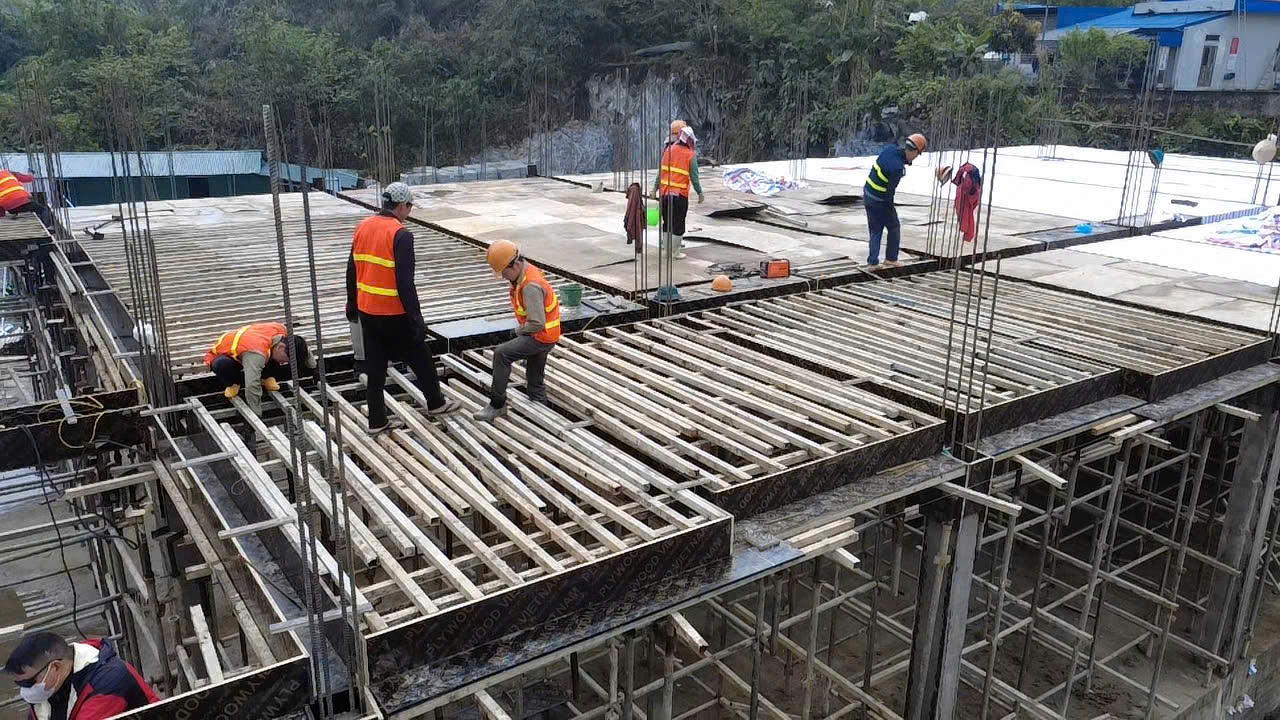 300 công nhân thi công 3 ca, đưa trường học nơi biên giới về đích- Ảnh 3.