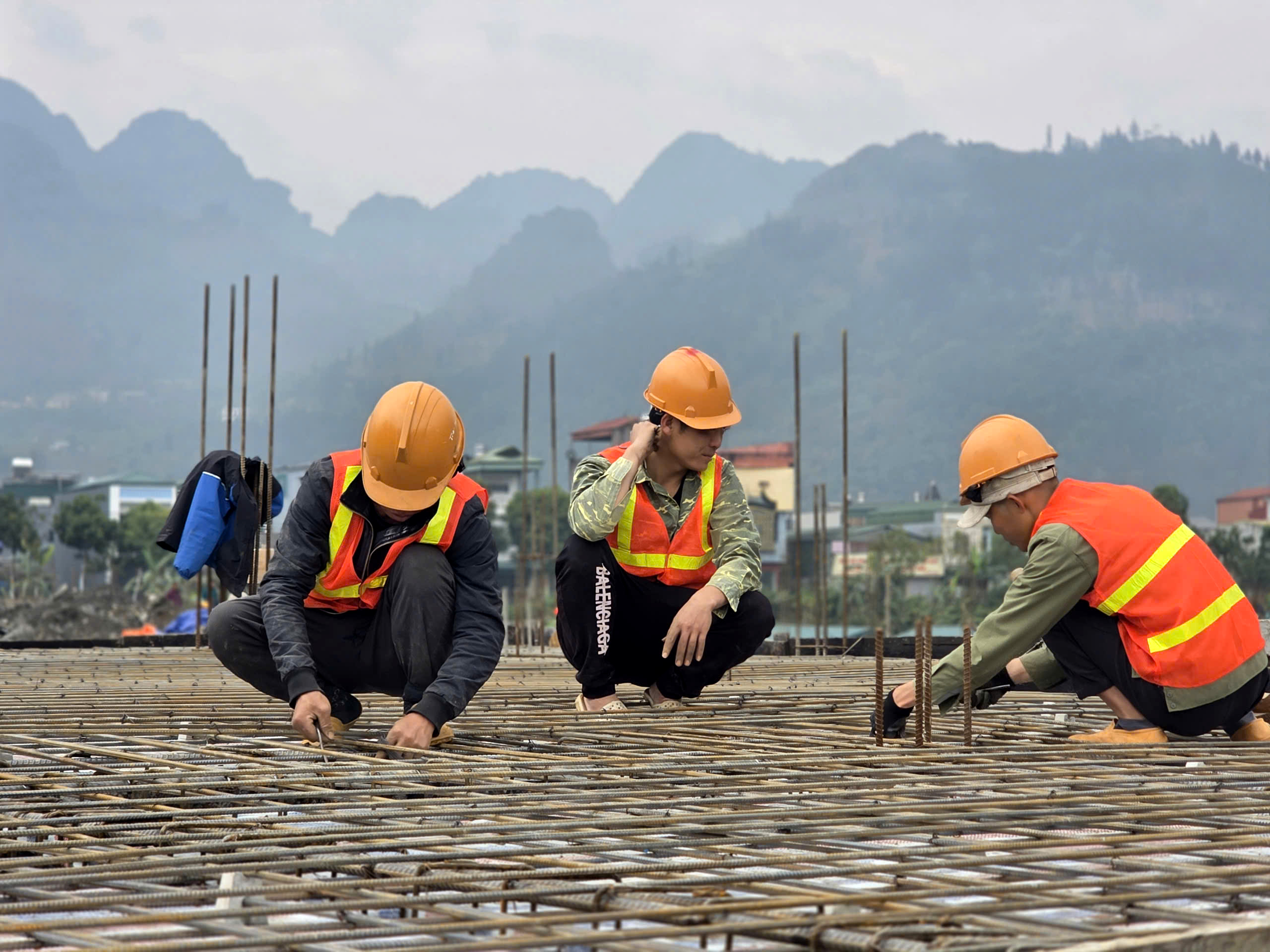 300 công nhân thi công 3 ca, đưa trường học nơi biên giới về đích- Ảnh 5.