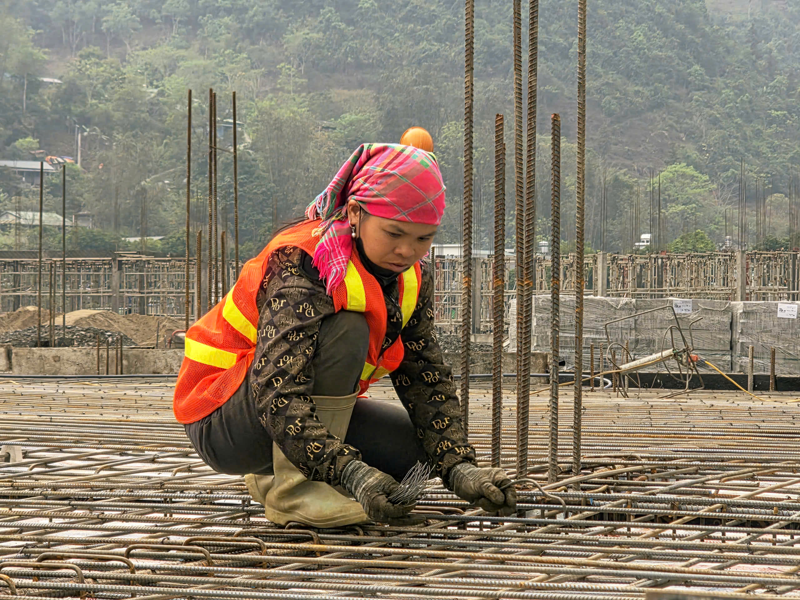 300 công nhân thi công 3 ca, đưa trường học nơi biên giới về đích- Ảnh 6.
