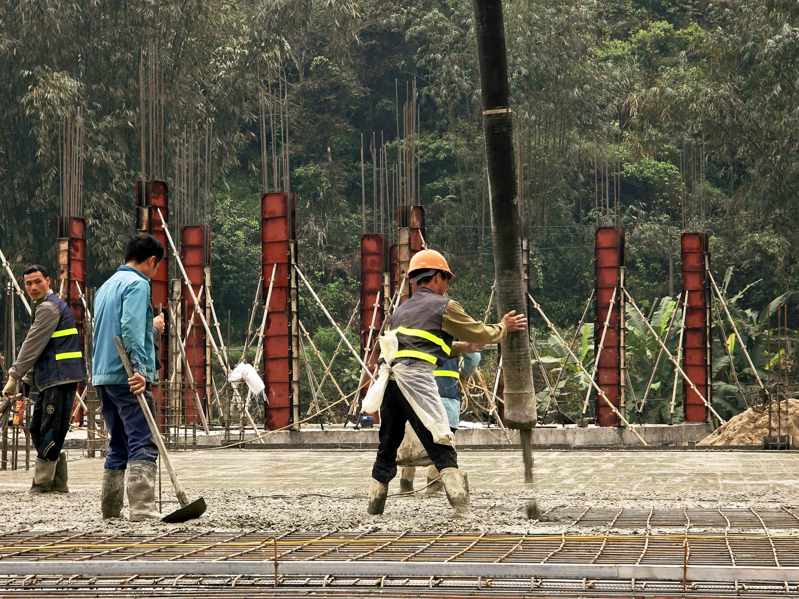 300 công nhân thi công 3 ca, đưa trường học nơi biên giới về đích- Ảnh 7.