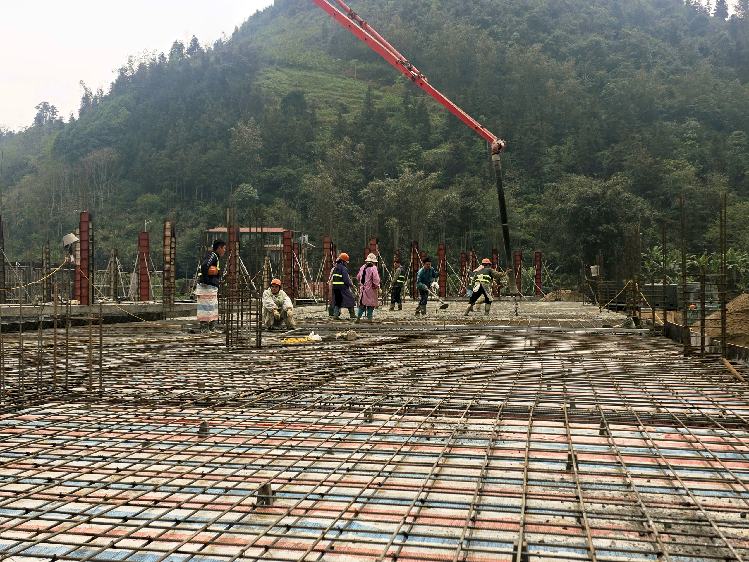 300 công nhân thi công 3 ca, đưa trường học nơi biên giới về đích- Ảnh 8.