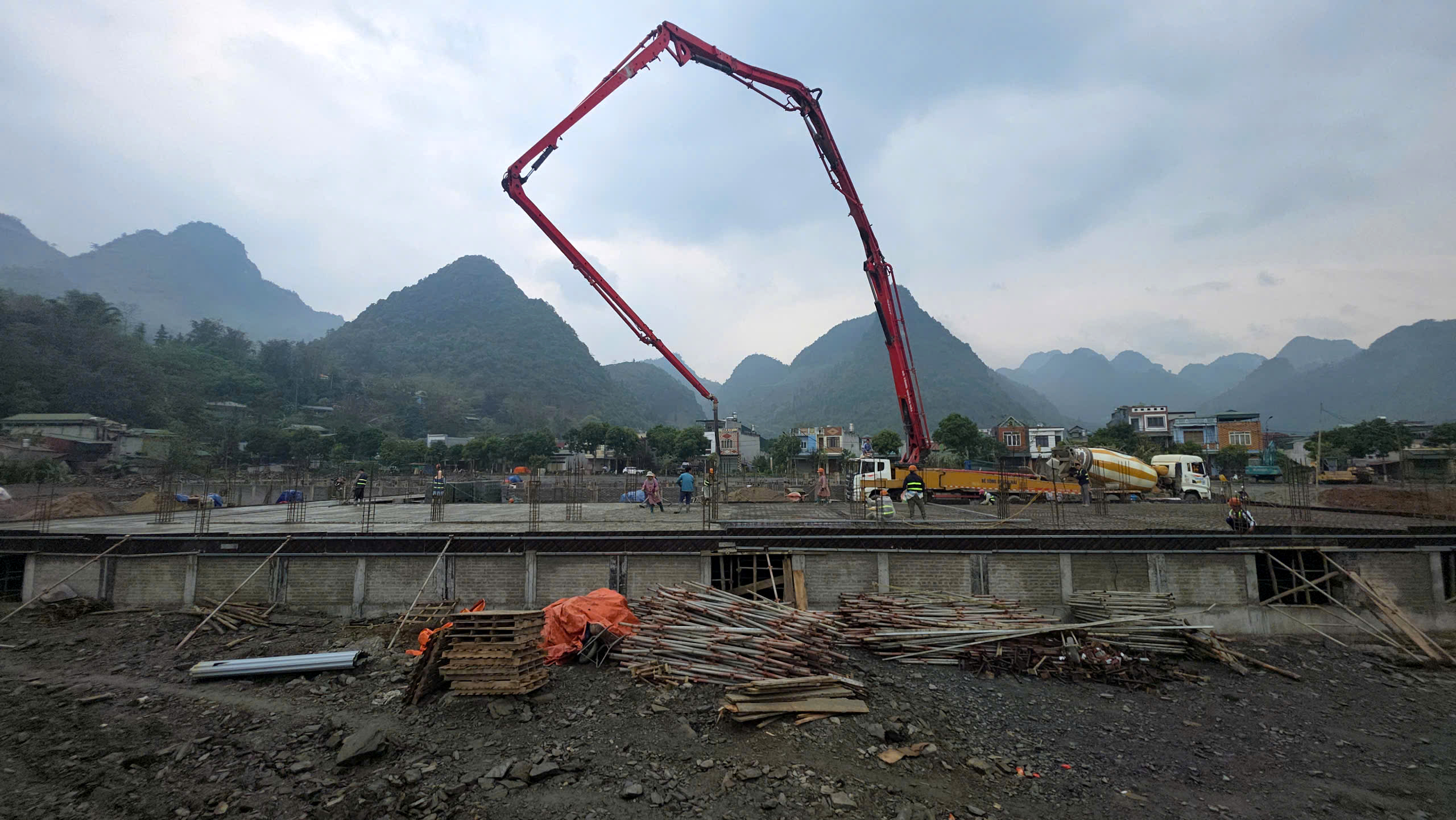 300 công nhân thi công 3 ca, đưa trường học nơi biên giới về đích- Ảnh 9.