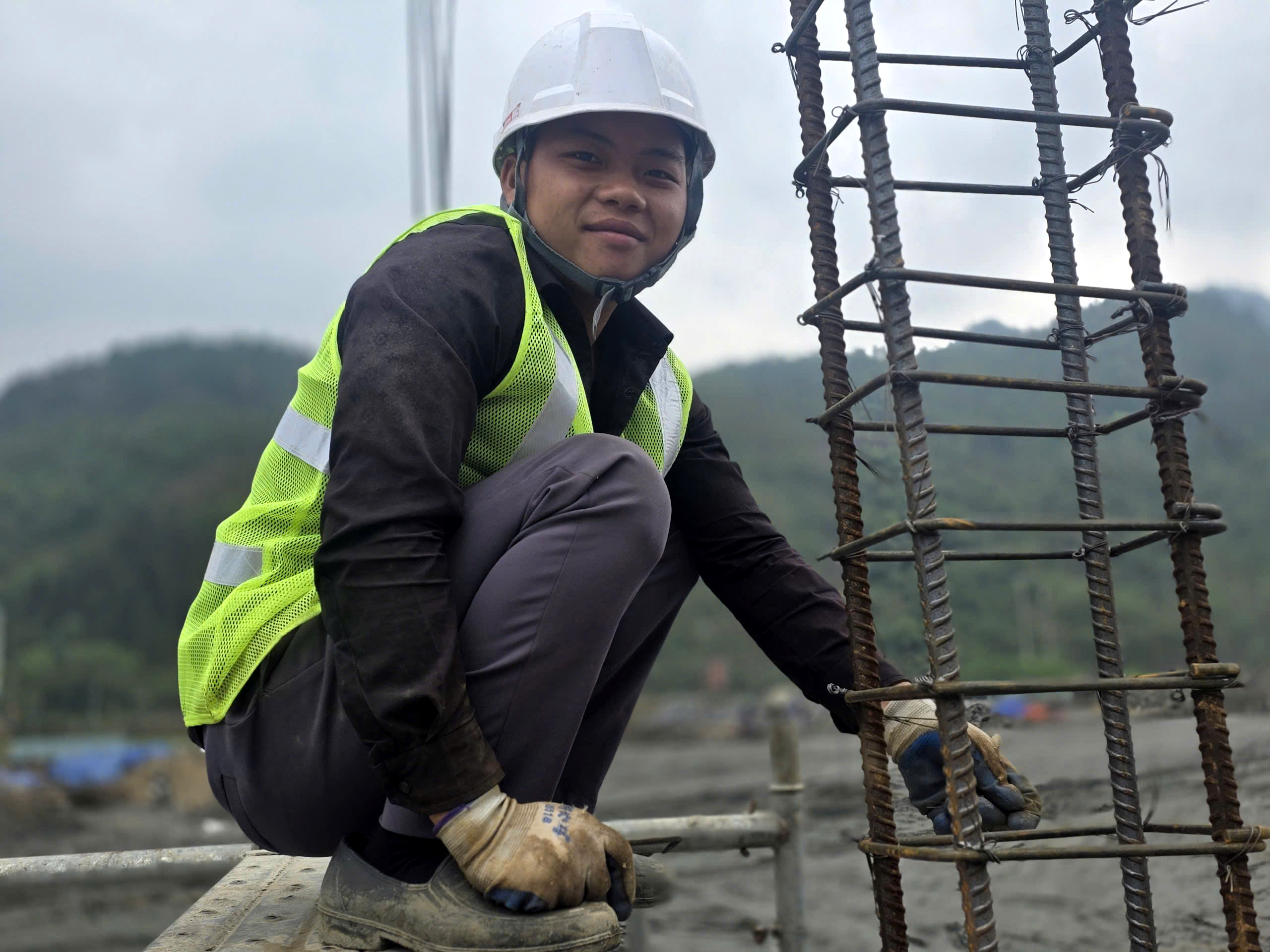 300 công nhân thi công 3 ca, đưa trường học nơi biên giới về đích- Ảnh 10.