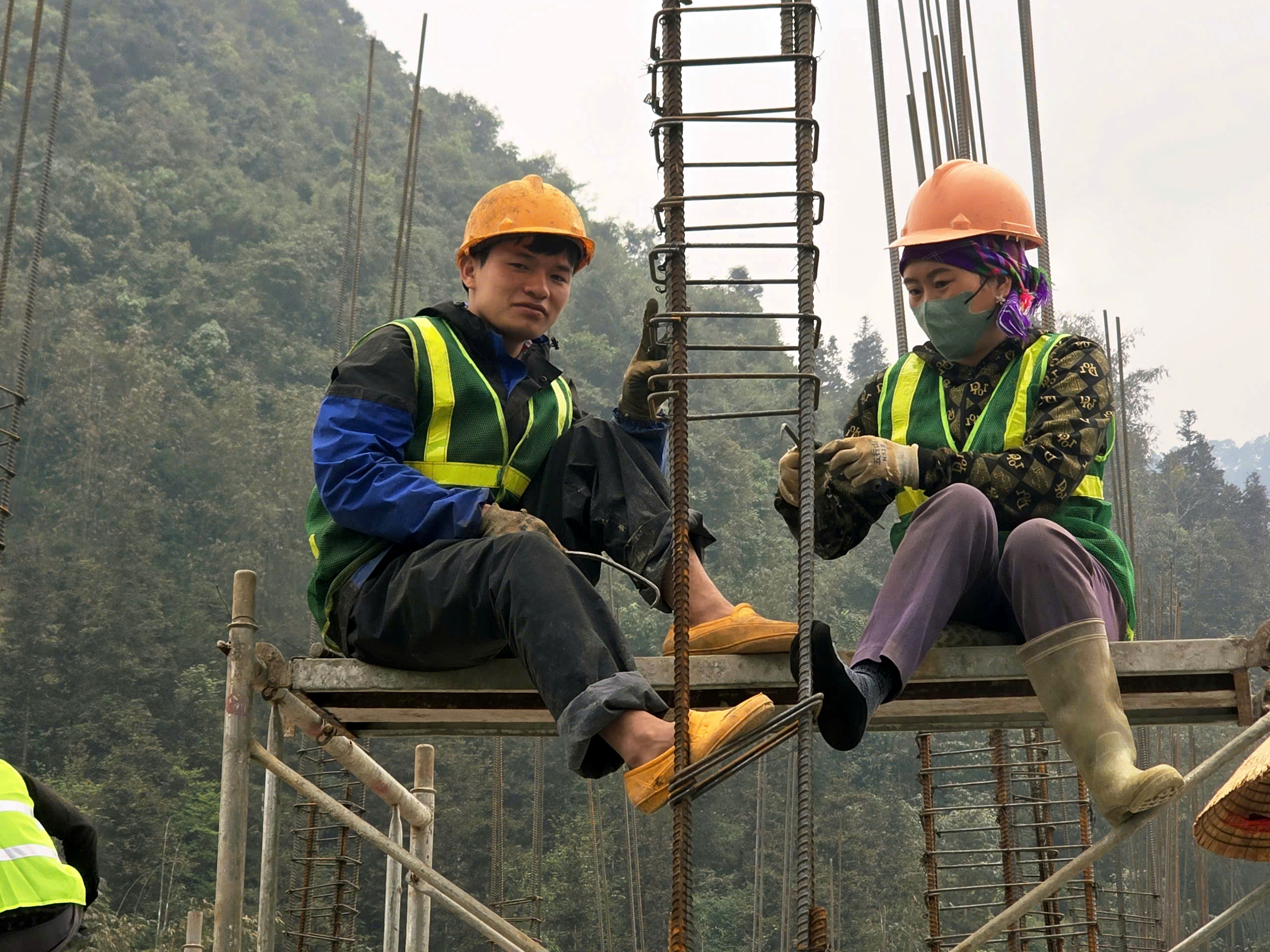 300 công nhân thi công 3 ca, đưa trường học nơi biên giới về đích- Ảnh 11.