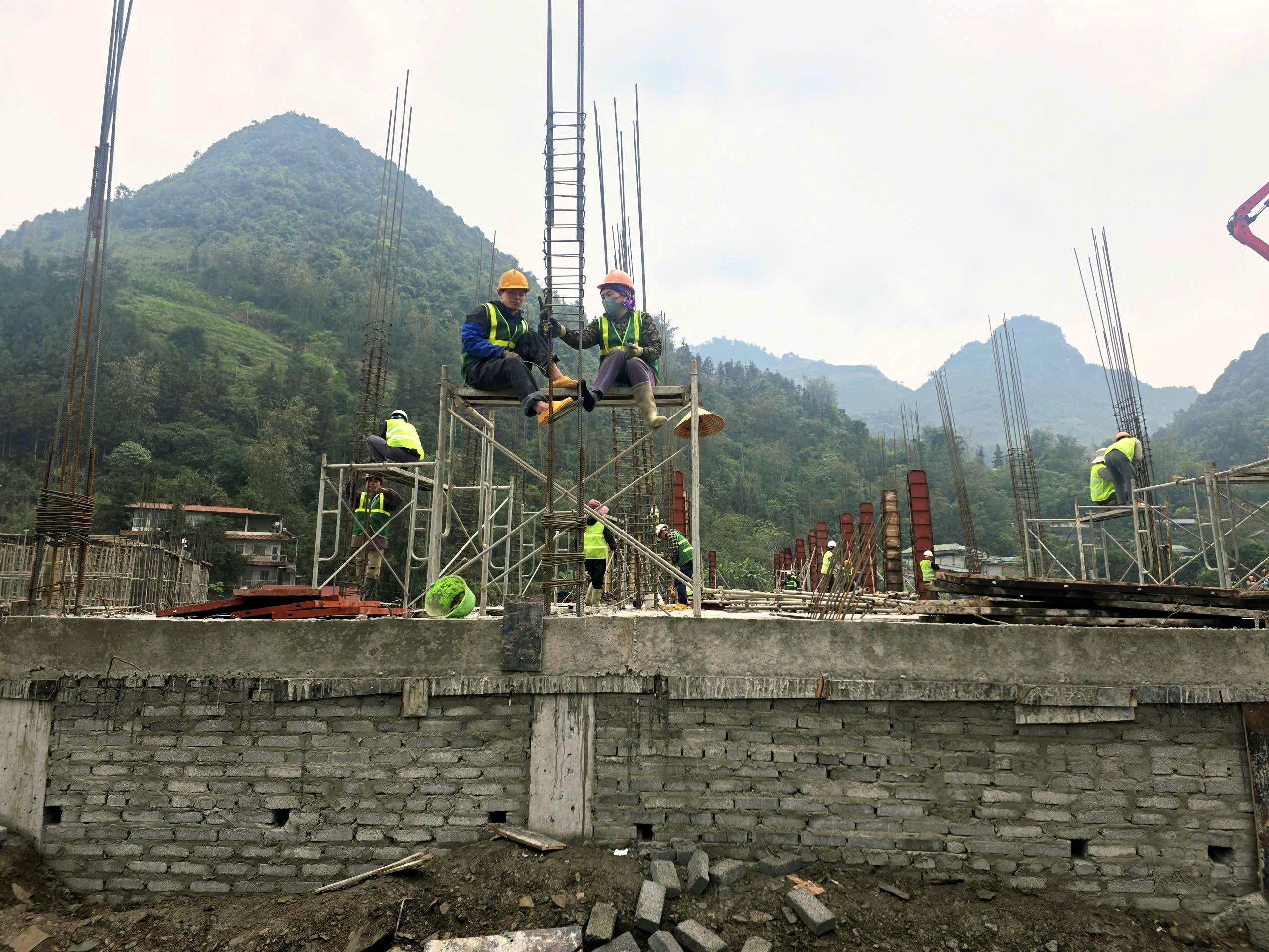 300 công nhân thi công 3 ca, đưa trường học nơi biên giới về đích- Ảnh 12.