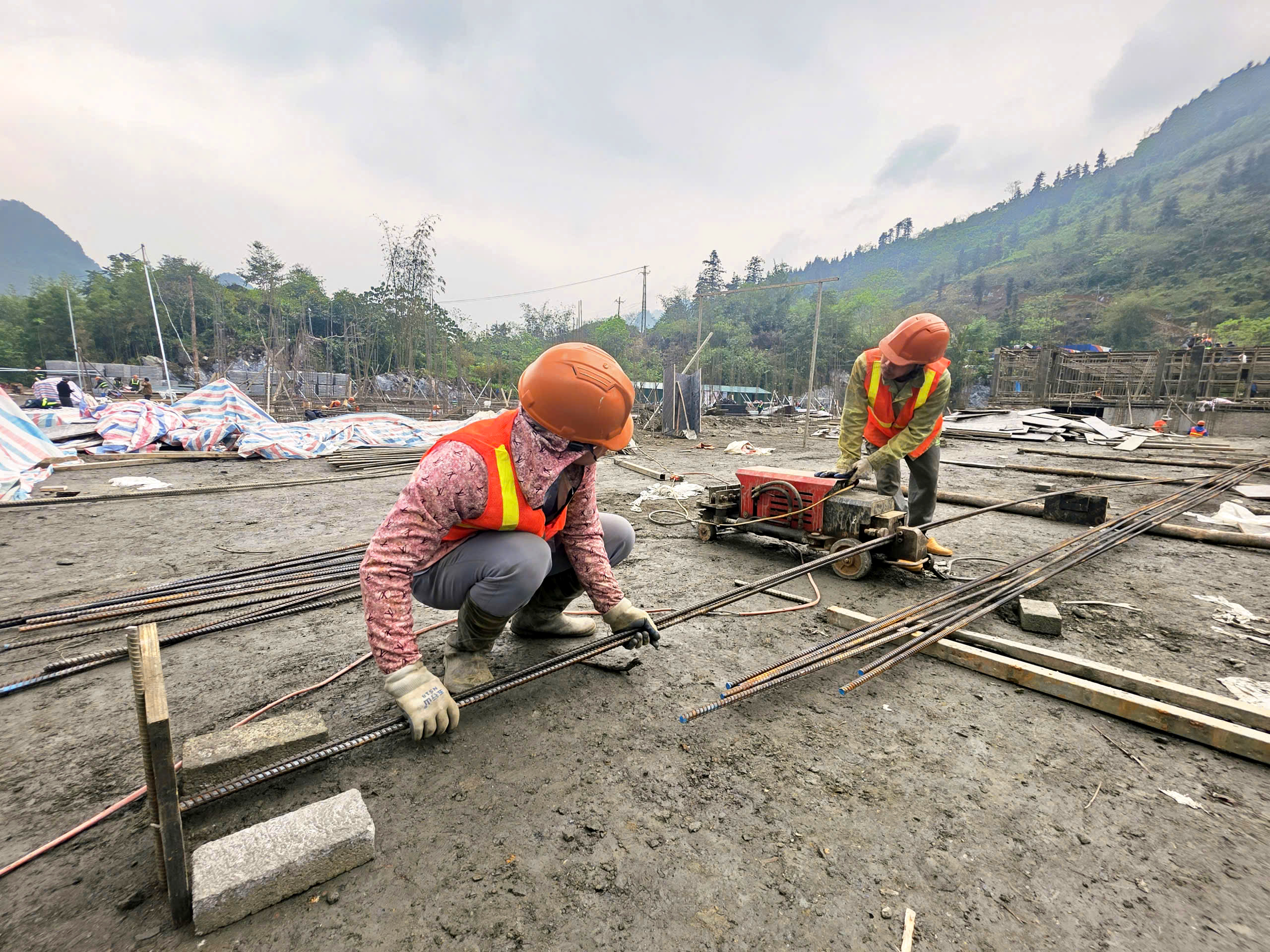 300 công nhân thi công 3 ca, đưa trường học nơi biên giới về đích- Ảnh 13.