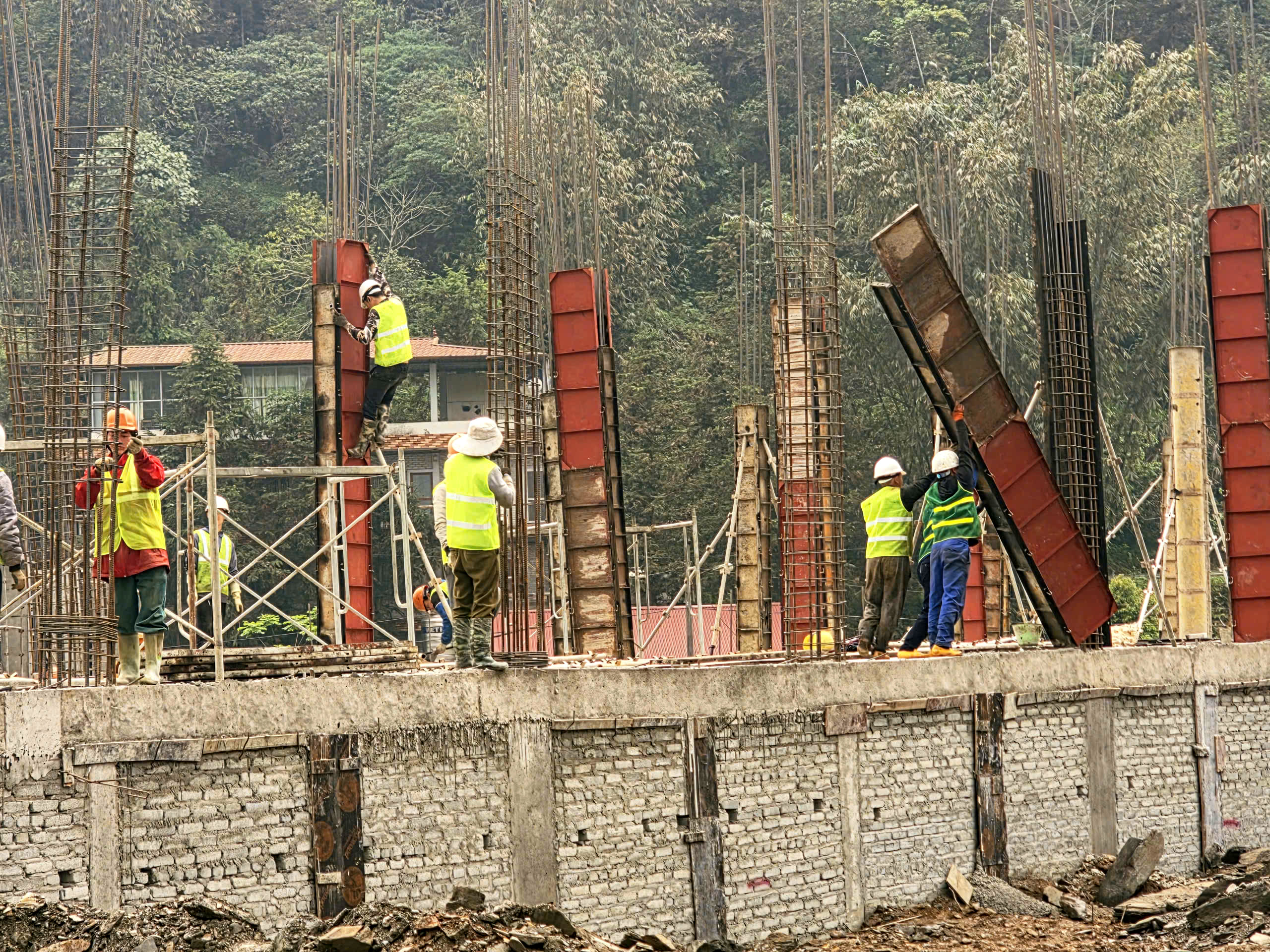 300 công nhân thi công 3 ca, đưa trường học nơi biên giới về đích- Ảnh 14.
