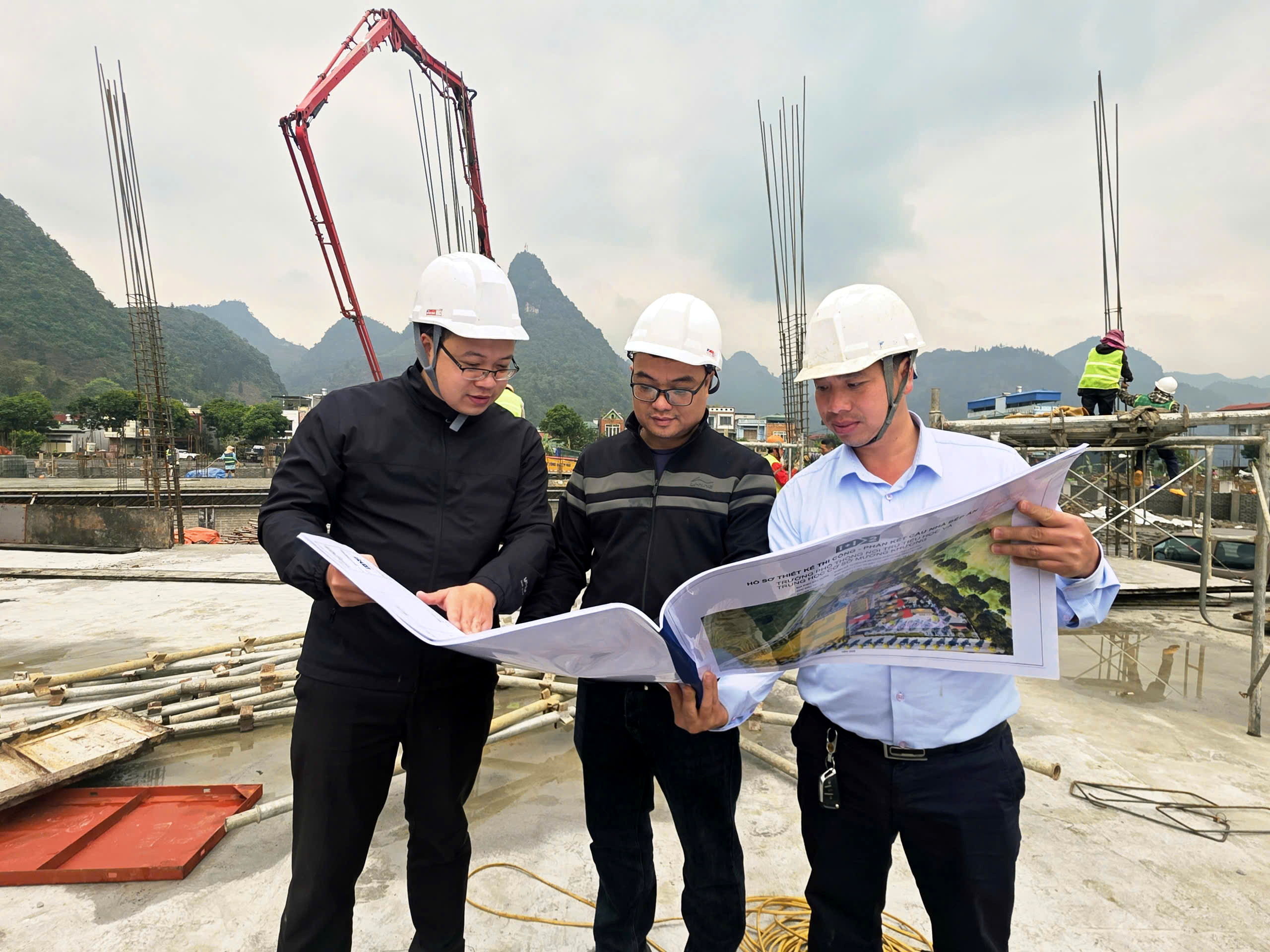 300 công nhân thi công 3 ca, đưa trường học nơi biên giới về đích- Ảnh 15.