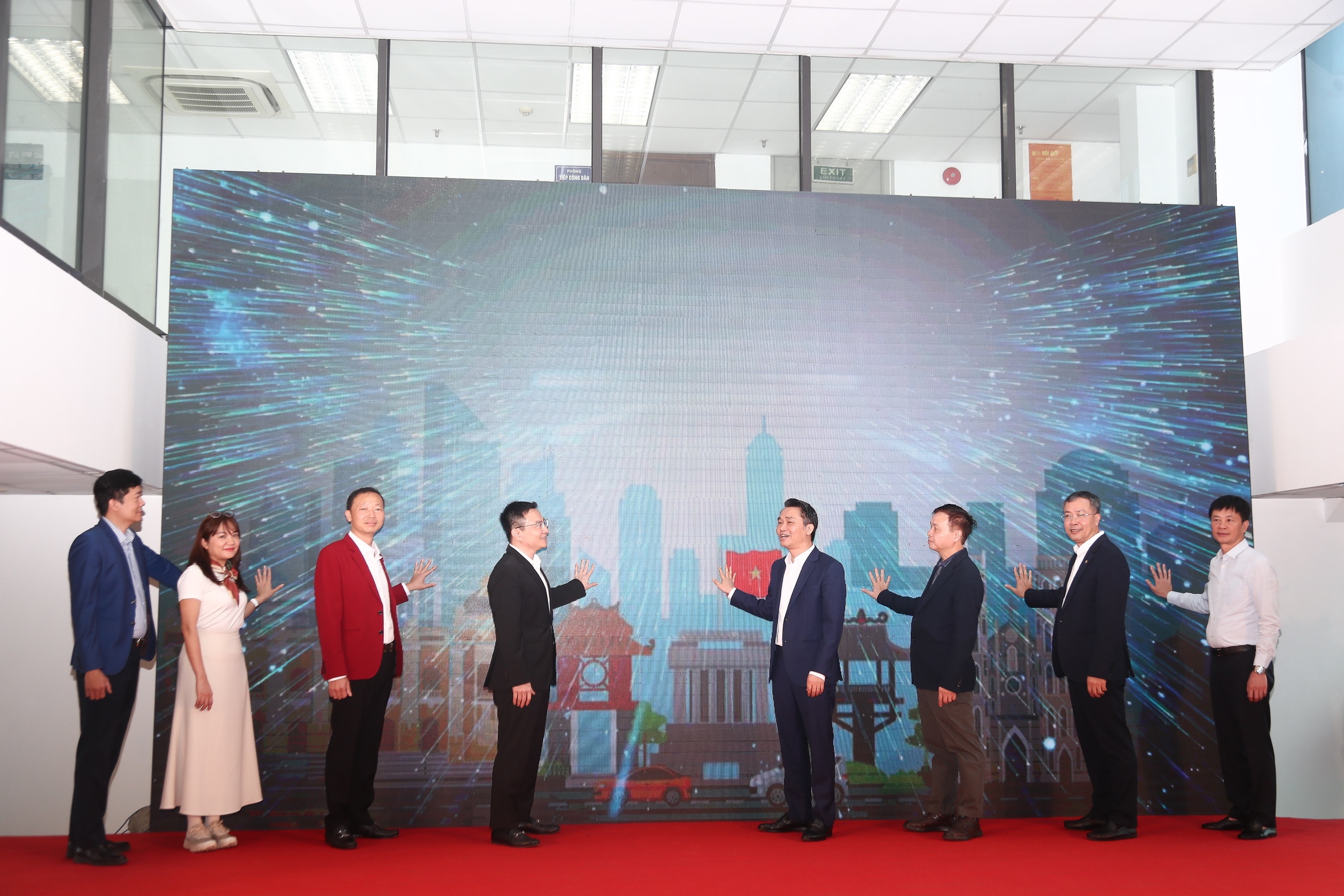 Từ lời “xin chào - cảm ơn”, Hà Nội nâng tầm dịch vụ vận tải công cộng- Ảnh 1.