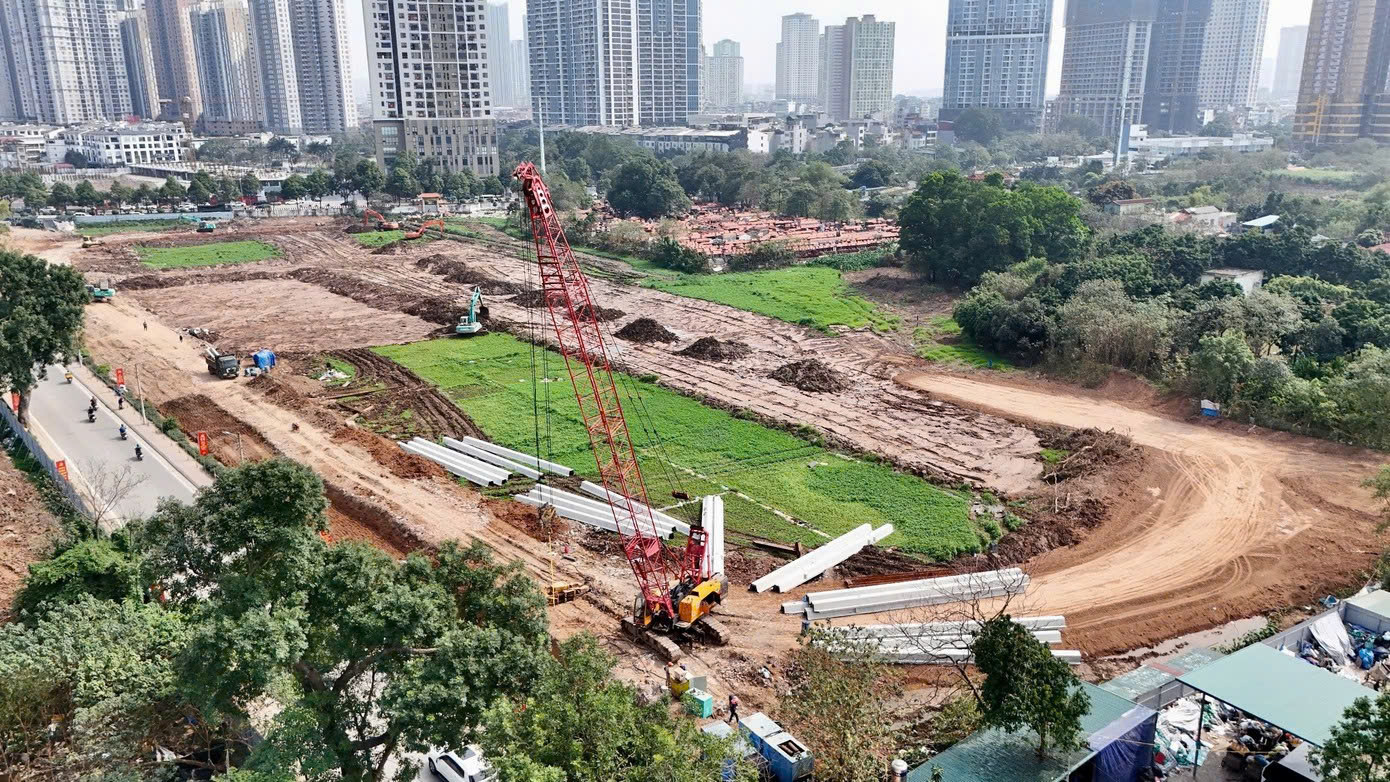 Hà Nội rào chắn đường Trung Thư để thi công cống chống ngập- Ảnh 1. Hà Nội rào chắn đường Trung Thư để thi công cống chống ngập- Ảnh 1.