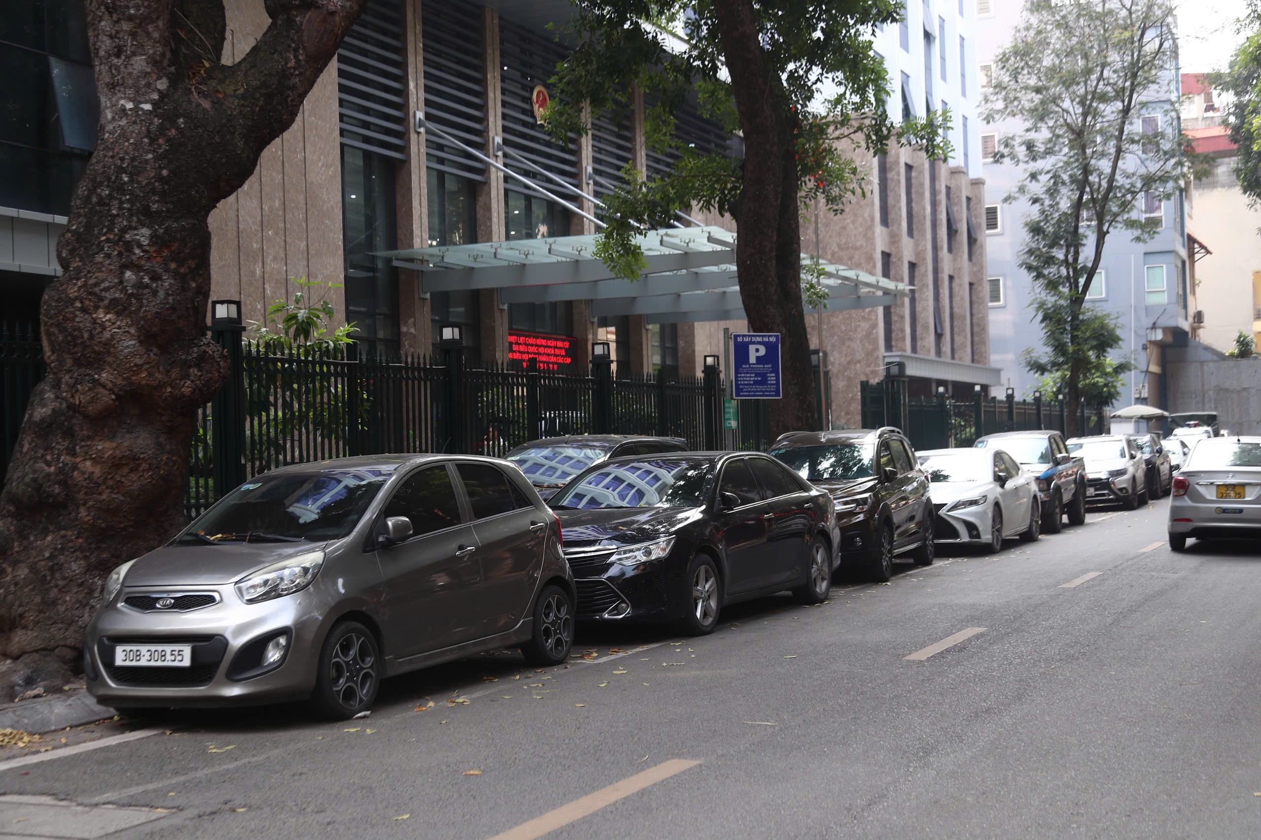 Nhiều điểm trông giữ xe ở Hà Nội vạch sơn mờ, thậm chí “mất dấu”- Ảnh 8.