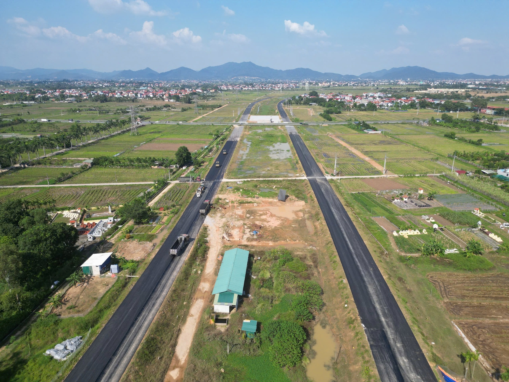 Hà Nội yêu cầu đẩy nhanh tiến độ các tuyến đường vành đai- Ảnh 1.