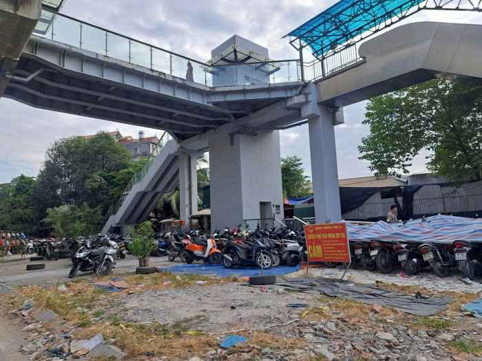 Hà Nội yêu cầu xử lý dứt điểm bãi xe tự phát quanh ga metro Cát Linh - Hà Đông- Ảnh 1.