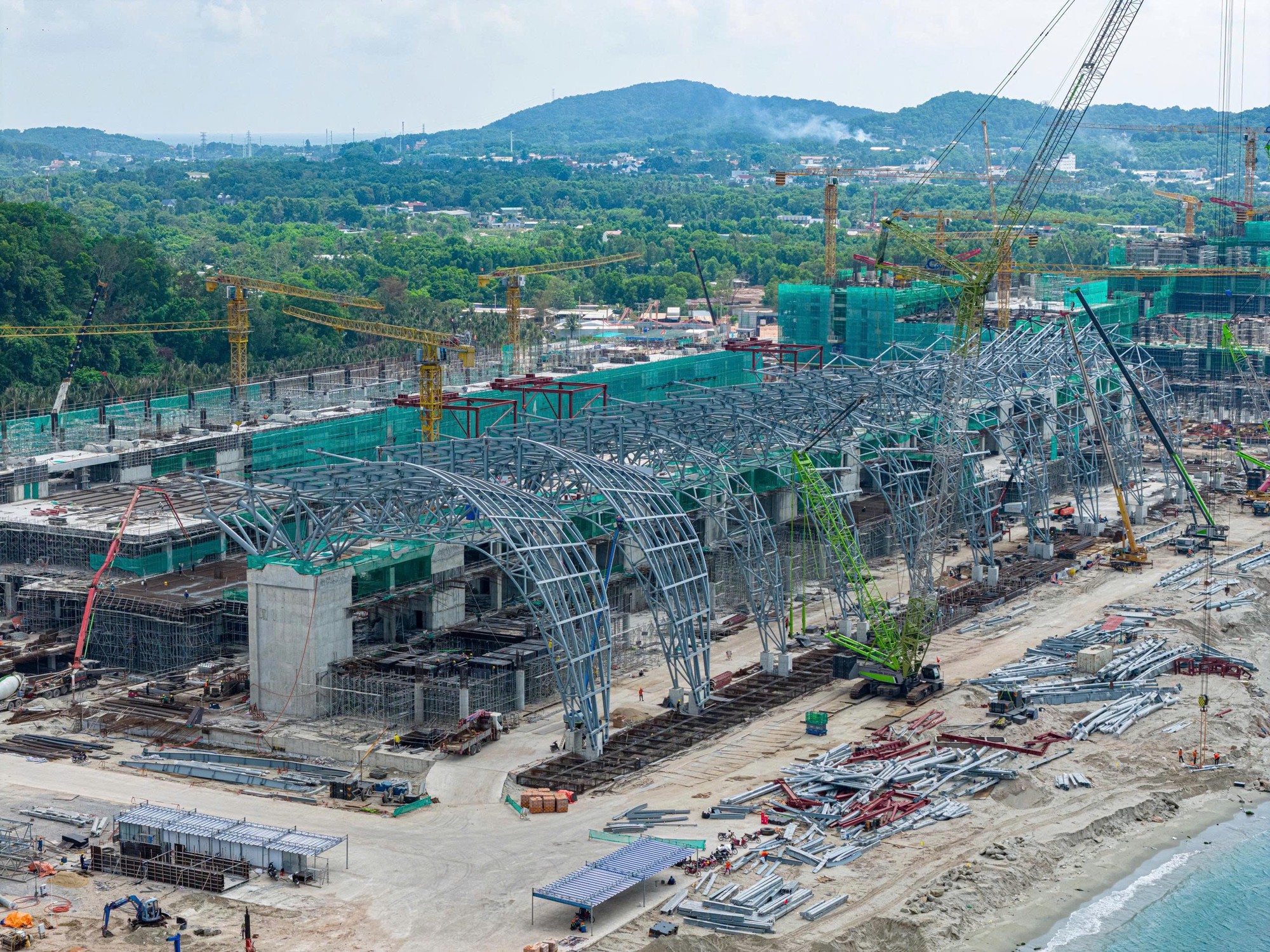 Cận cảnh mái vòm thép chữ U tại Trung tâm Hội nghị APEC Phú Quốc- Ảnh 2.