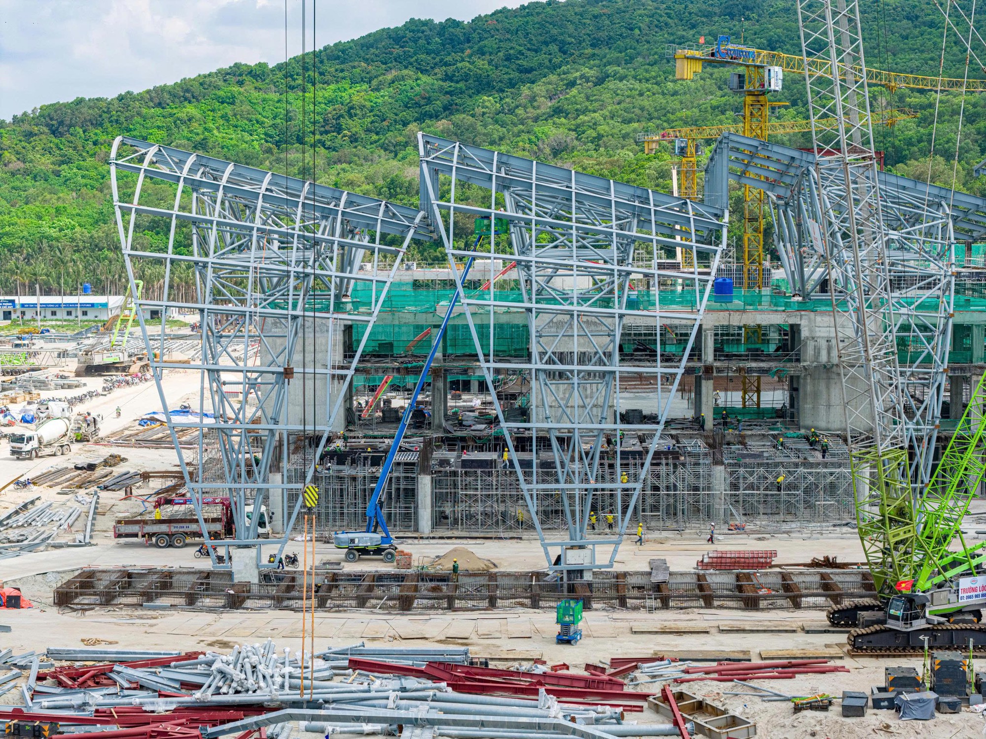 Cận cảnh mái vòm thép chữ U tại Trung tâm Hội nghị APEC Phú Quốc- Ảnh 3.