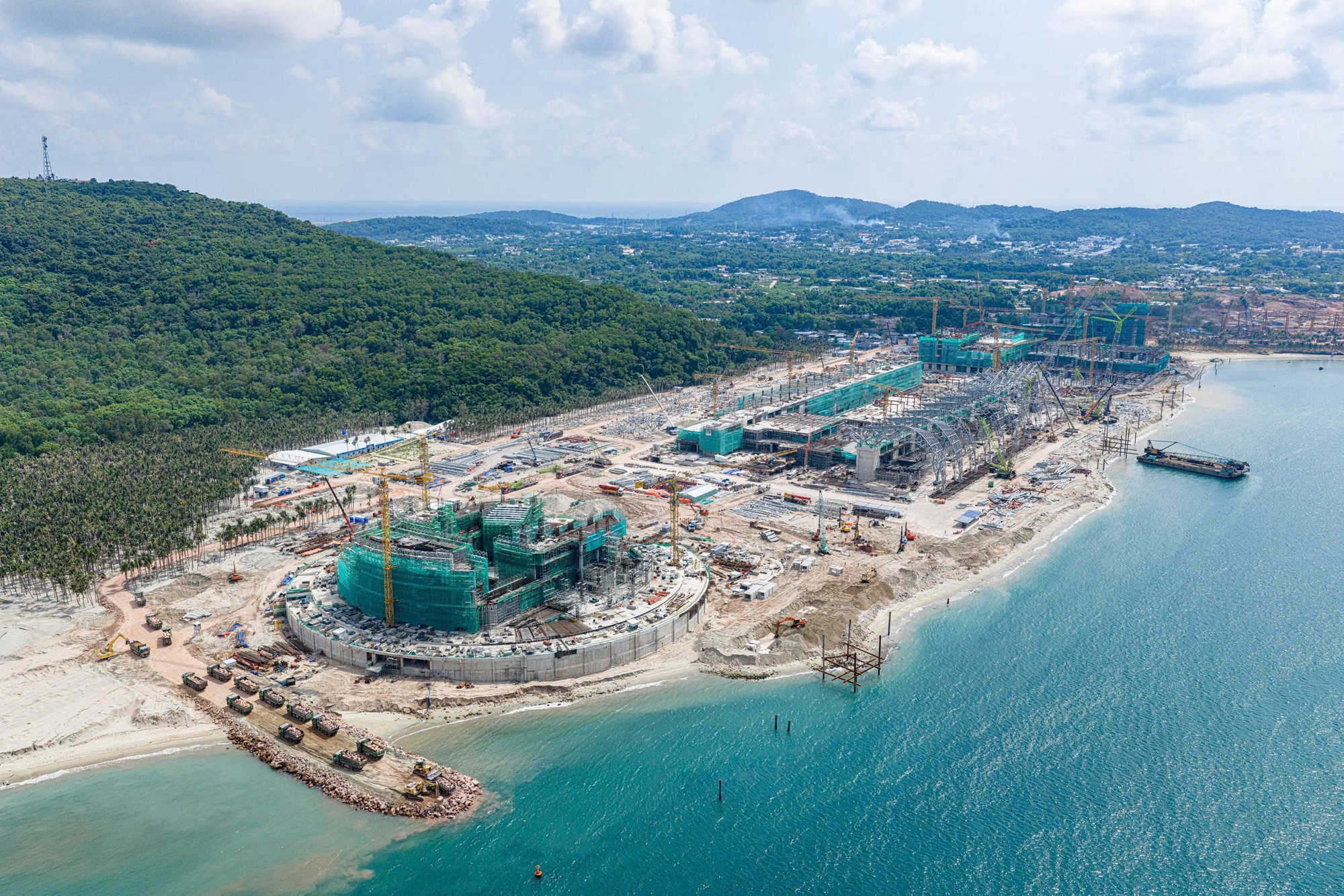 Cận cảnh mái vòm thép chữ U tại Trung tâm Hội nghị APEC Phú Quốc- Ảnh 4.