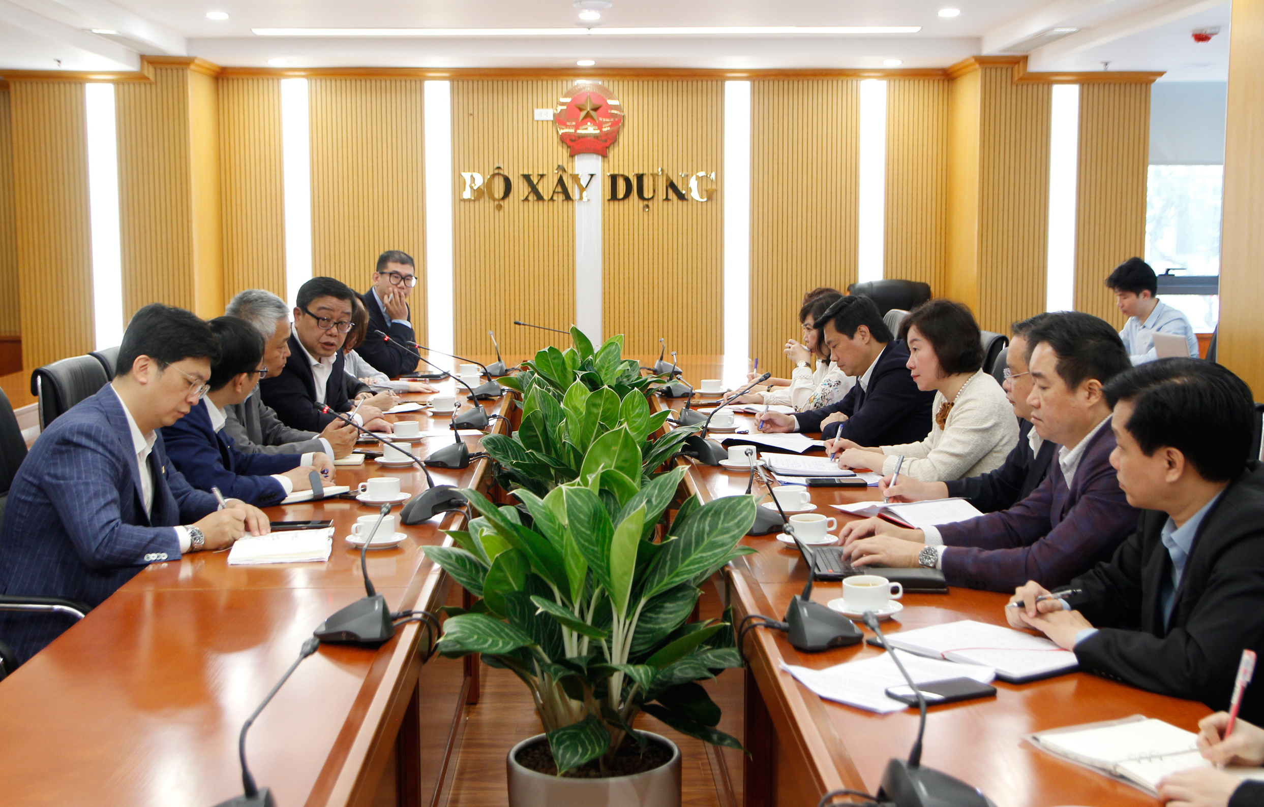 Thứ trưởng Bộ Xây dựng Nguyễn Tường Văn làm việc cùng ông Trương Thượng Vũ, Viện trưởng Viện Quy hoạch và thiết kế đô thị Đồng Tế.