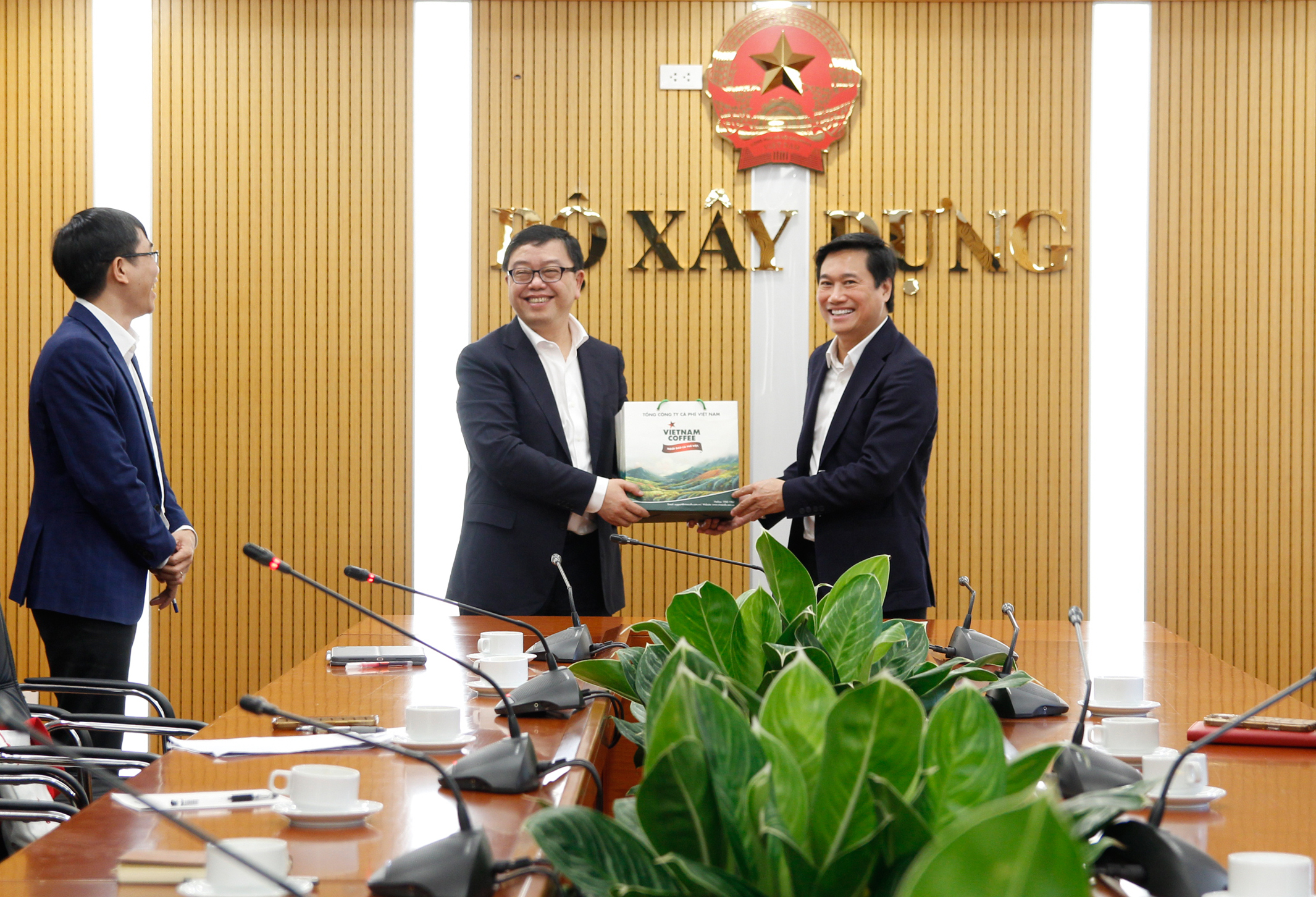 Thứ trưởng Bộ Xây dựng Nguyễn Tường Văn tặng quà ông Trương Thượng Vũ, Viện trưởng Viện Quy hoạch và thiết kế đô thị Đồng Tế