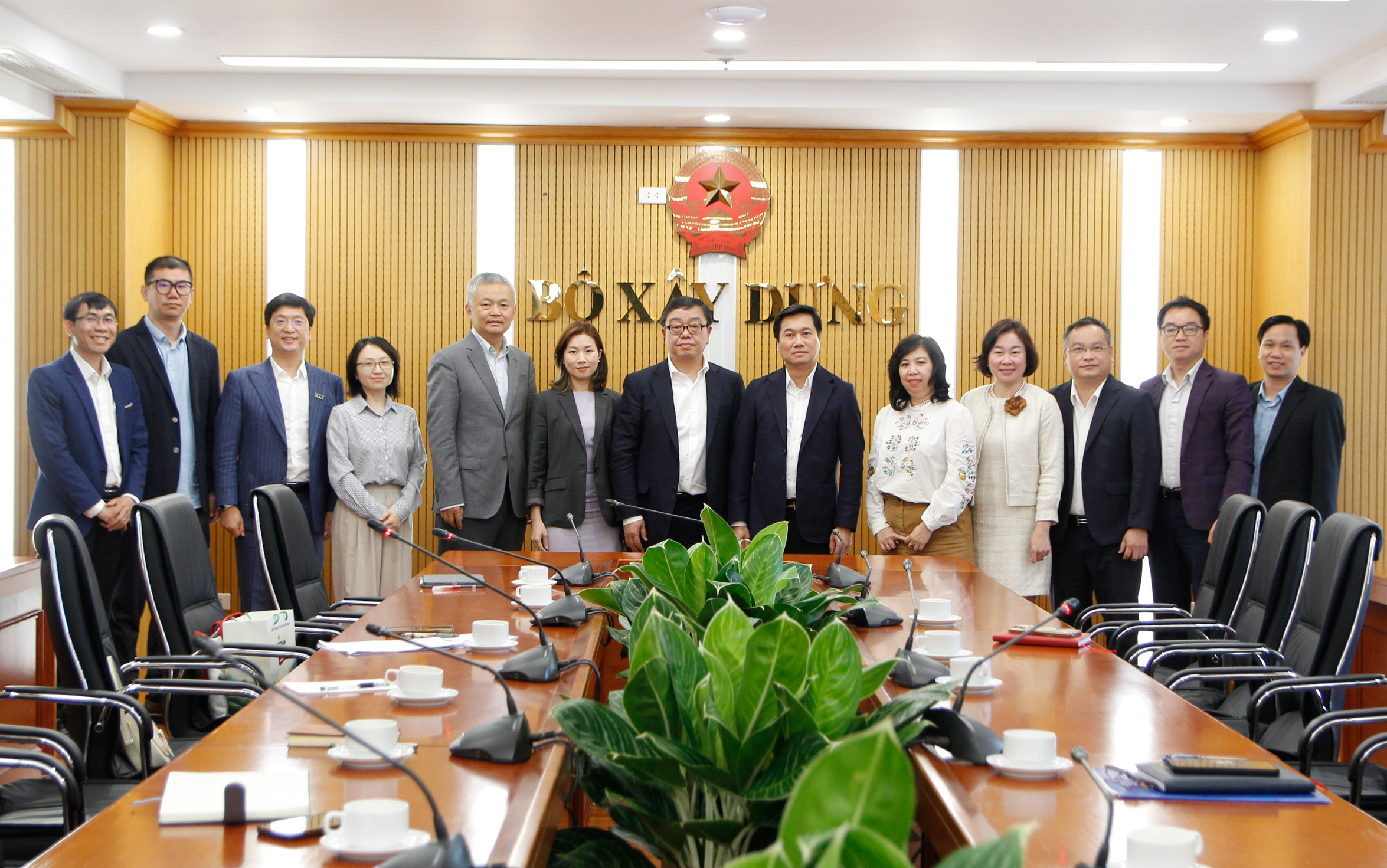 Thứ trưởng Nguyễn Tường Văn và lãnh đạo các Cục, Vụ thuộc Bộ Xây dựng chụp ảnh lưu niệm với Đoàn công tác Viện Quy hoạch và thiết kế đô thị Đồng Tế.