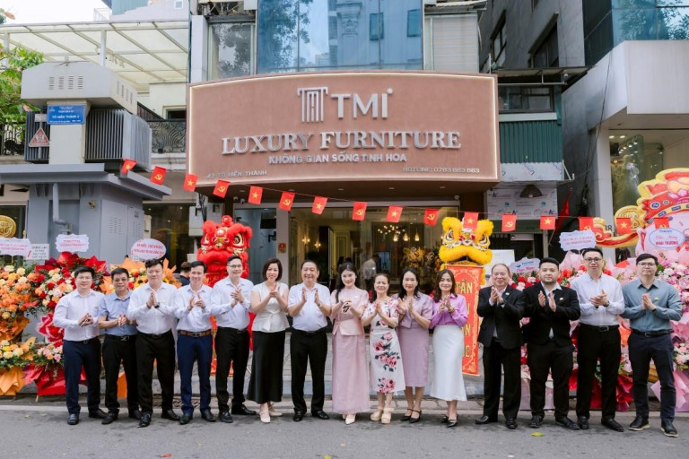 Ban lãnh đạo TMI và các đối tác chụp ảnh kỷ niệm