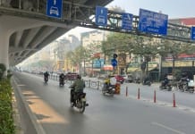 Hà Nội: Xe máy “cắt mặt” ô tô Phạm Văn Đồng, tai nạn cận kề! Hà Nội: Xe máy “tranh làn” ô tô trên Phạm Văn Đồng, nguy cơ va chạm luôn rình rập