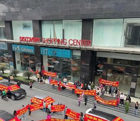 Chung cư Hà Nội: Cư dân “phong tỏa” phố bằng ô tô, quyết đòi sổ đỏ! Dân chung cư Hà Nội dàn ô tô băng rôn đòi 'sổ đỏ'