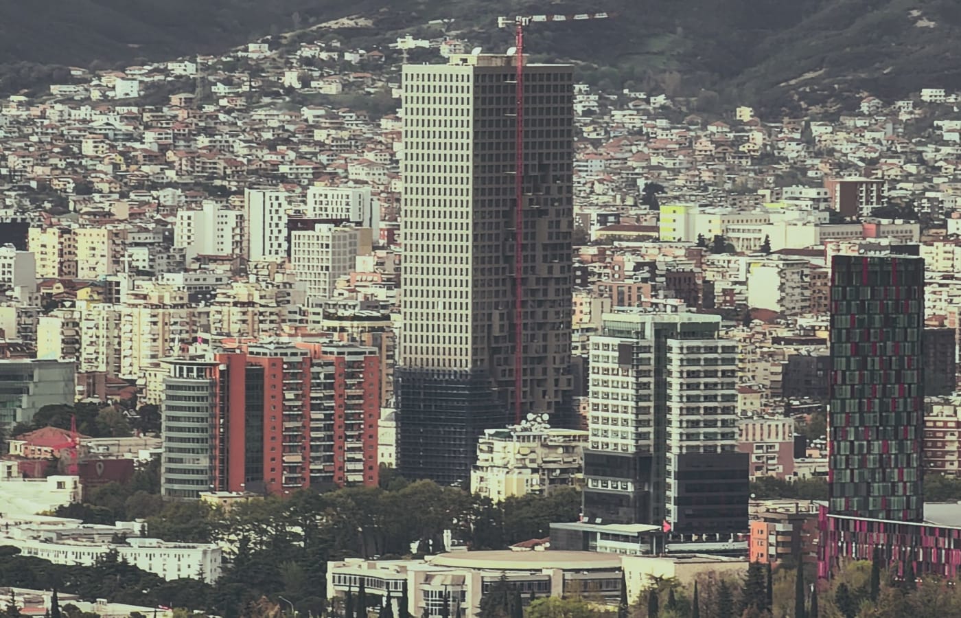 Tirana pod górą Dajti, z jeziorem w parku na pierwszym planie