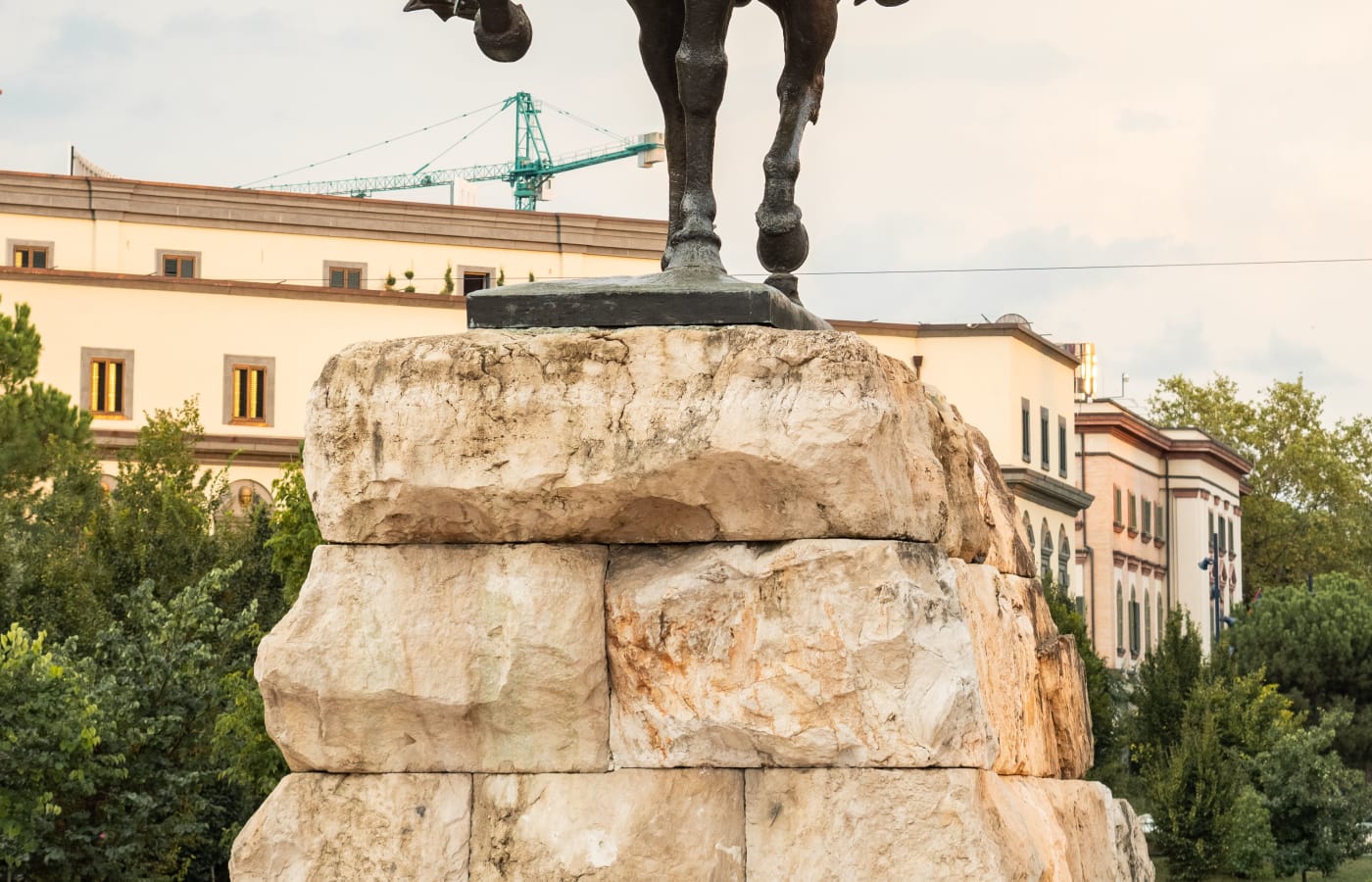 Das Skanderbeg-Denkmal auf seinem Steinsockel im Zentrum von Tirana