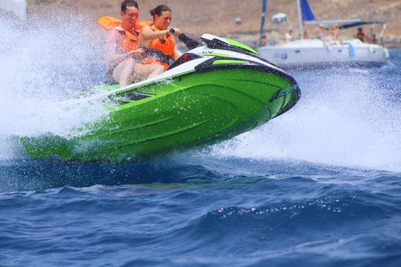 Waterscooter langs de kust vanuit Puerto Colón