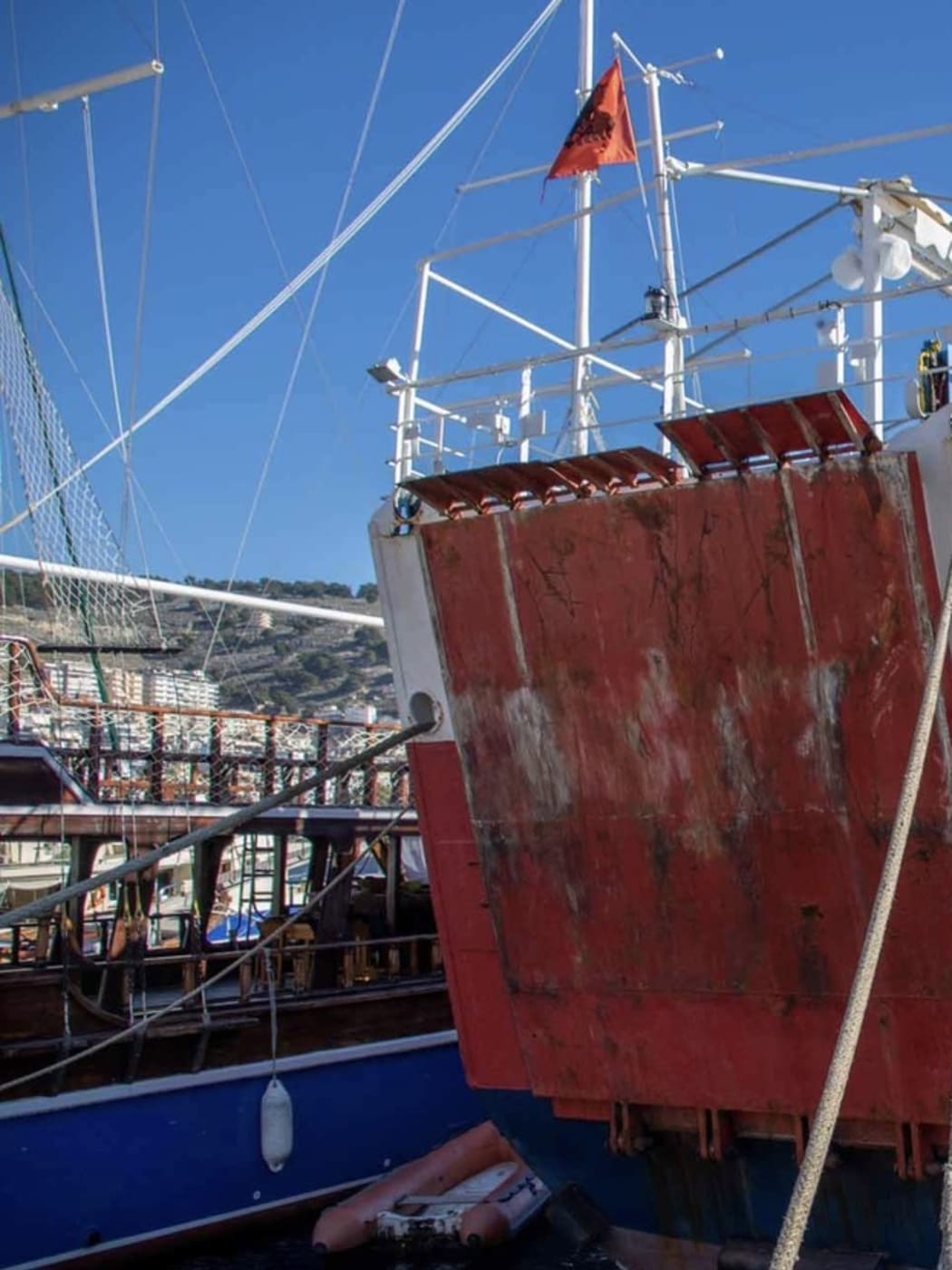 Le car-ferry Marina de Finikas Lines amarré à quai dans le port de Saranda