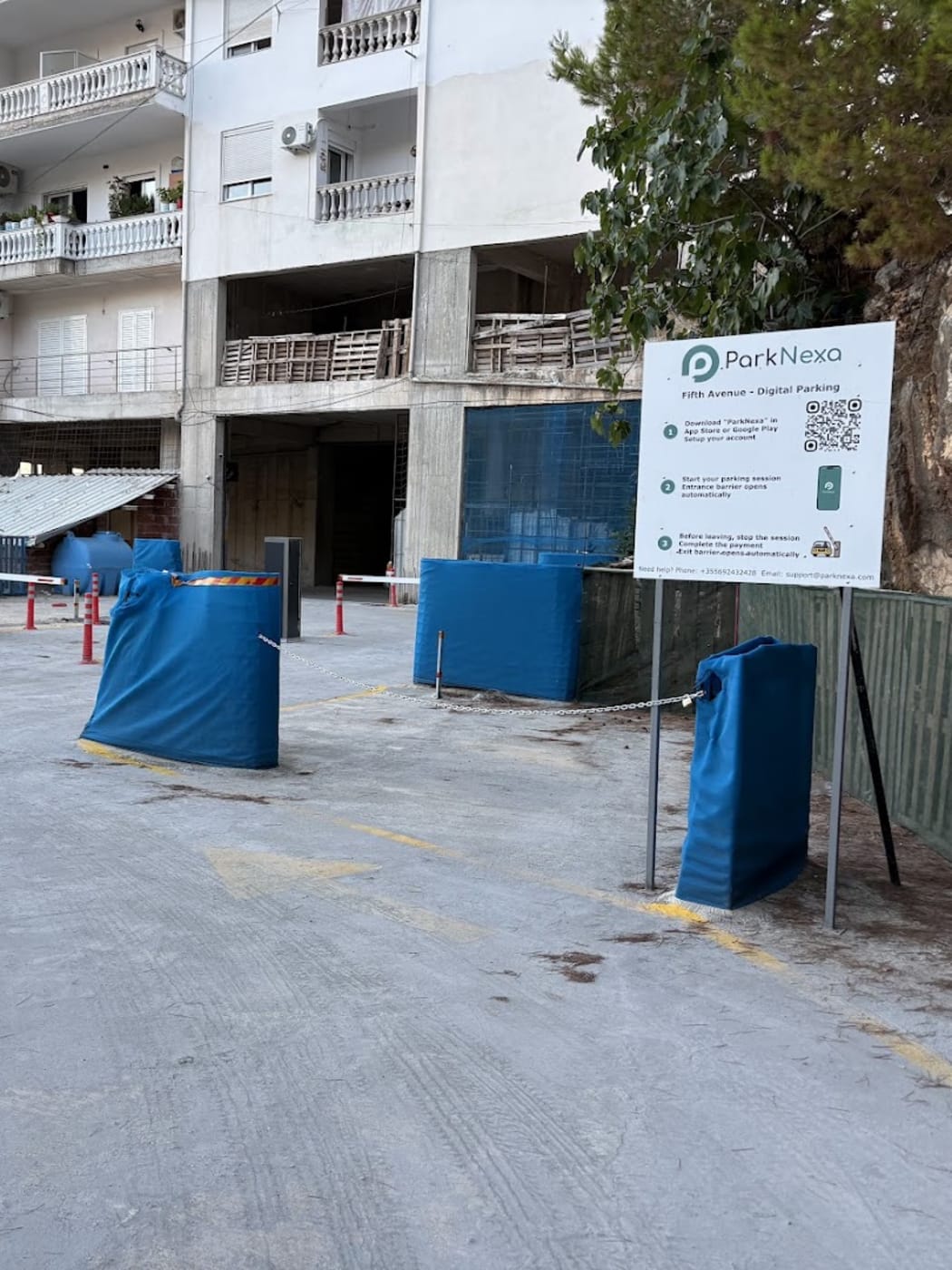 Barrière d'entrée et panneau ParkNexa d'un parking numérique à Saranda